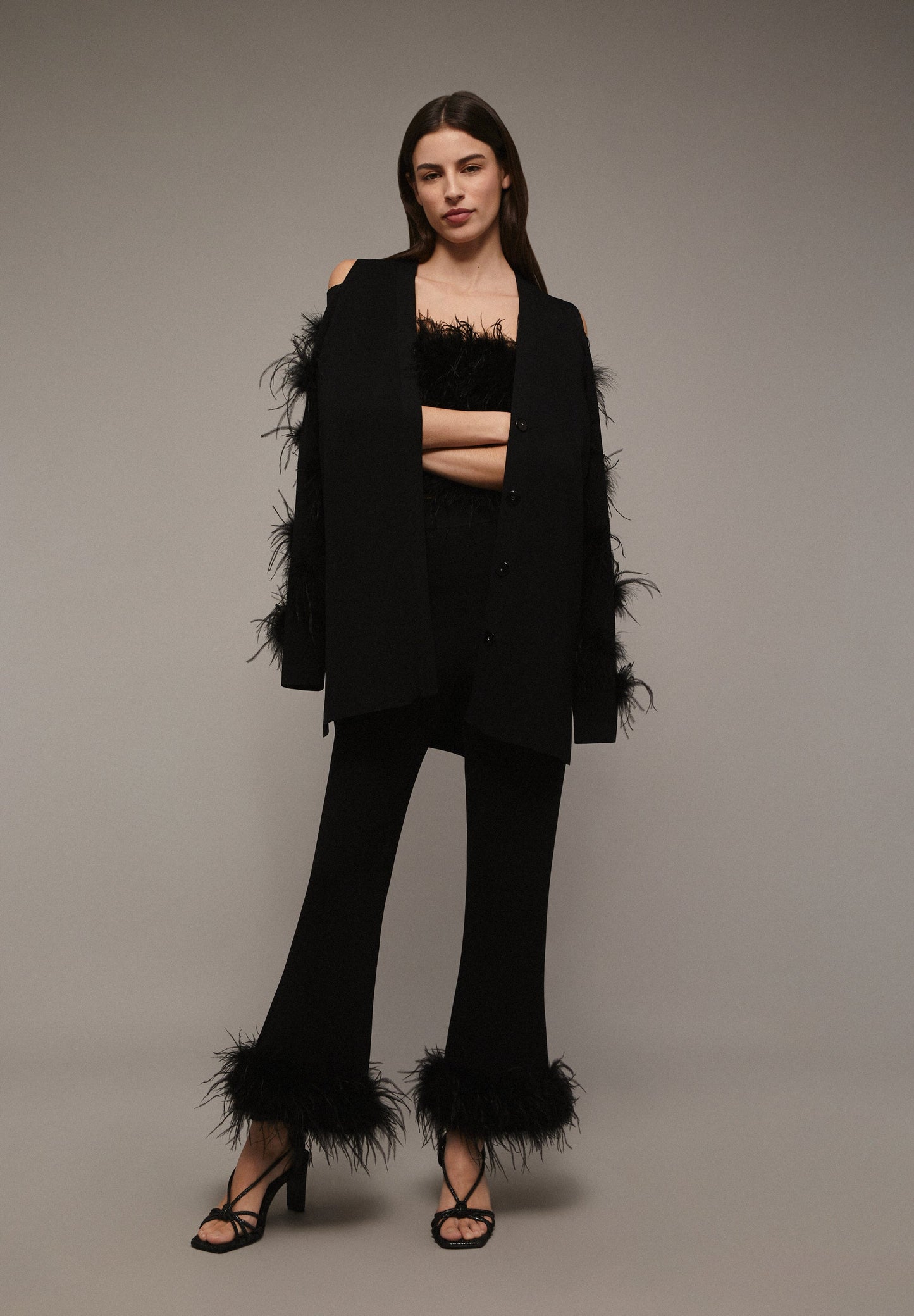 CARDIGAN COM ABERTURA NOS OMBROS COM PLUMAS