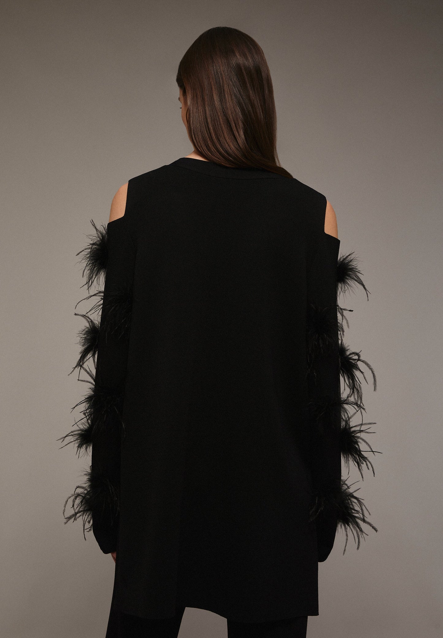 CARDIGAN COM ABERTURA NOS OMBROS COM PLUMAS