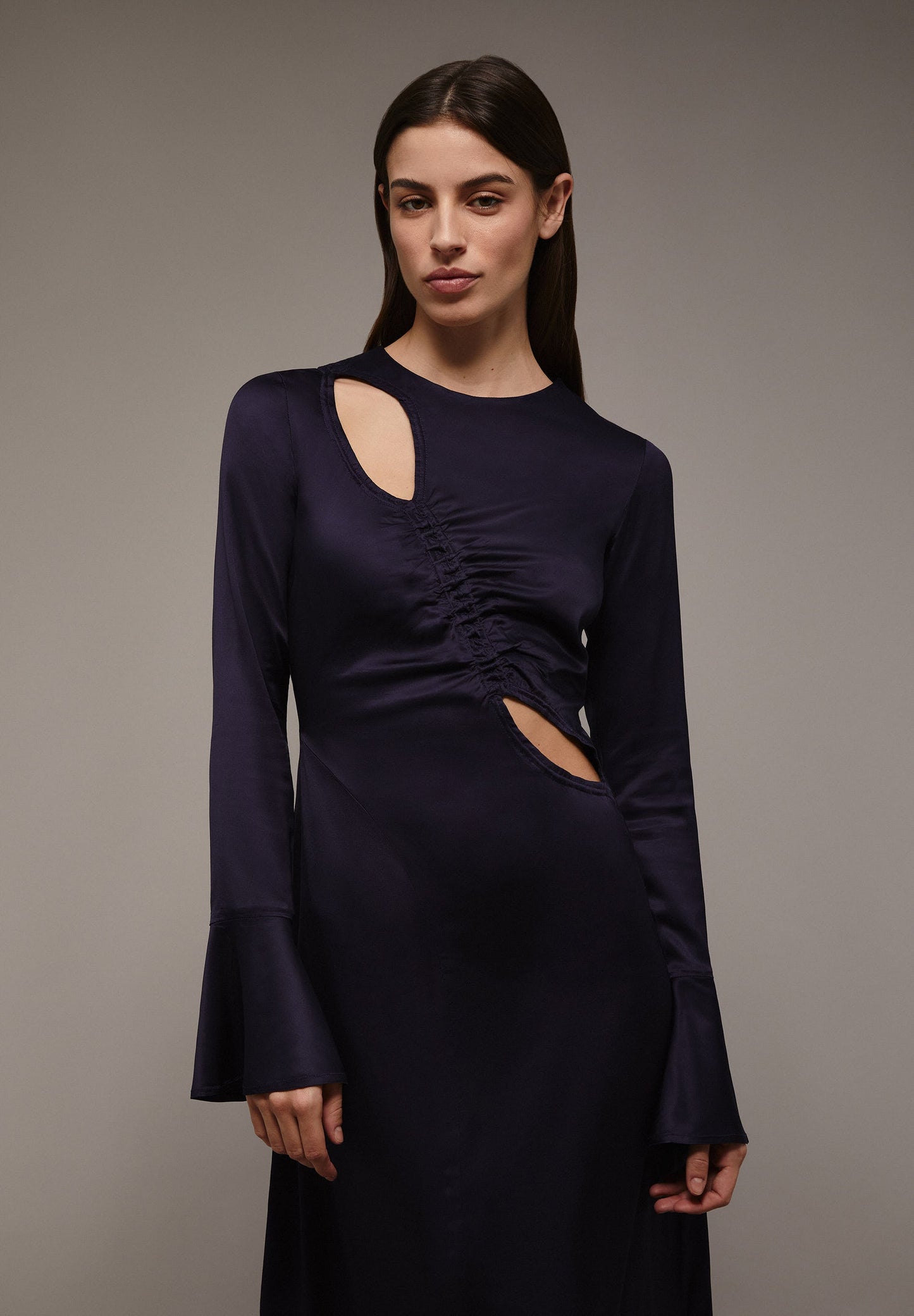 VESTIDO MIDI ACETINADO COM ABERTURAS