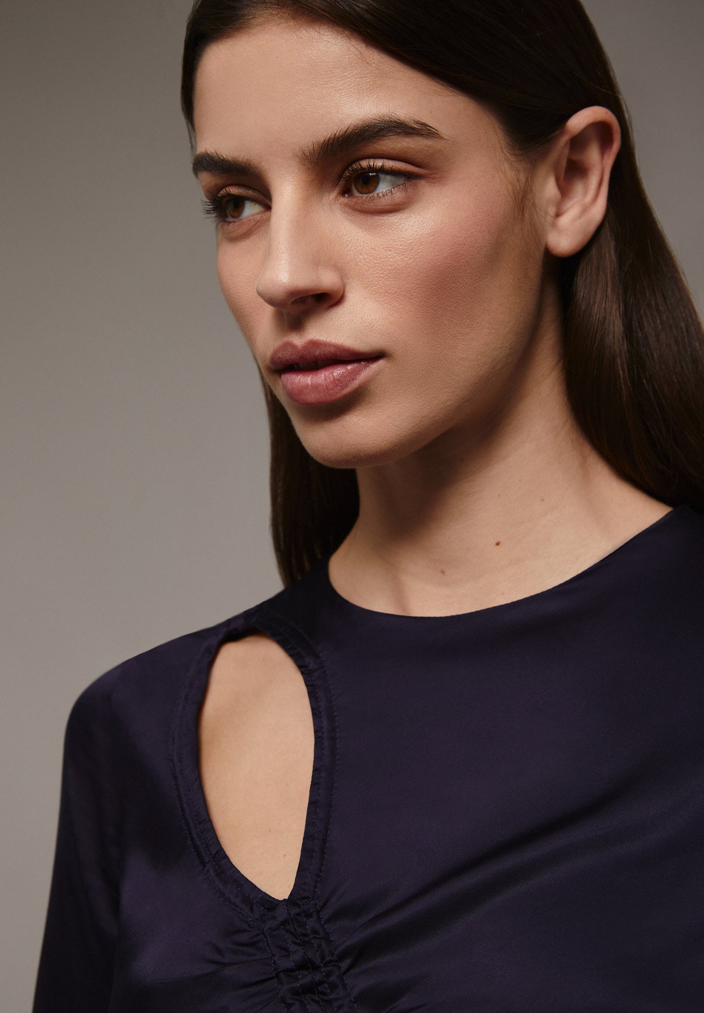 VESTIDO MIDI ACETINADO COM ABERTURAS