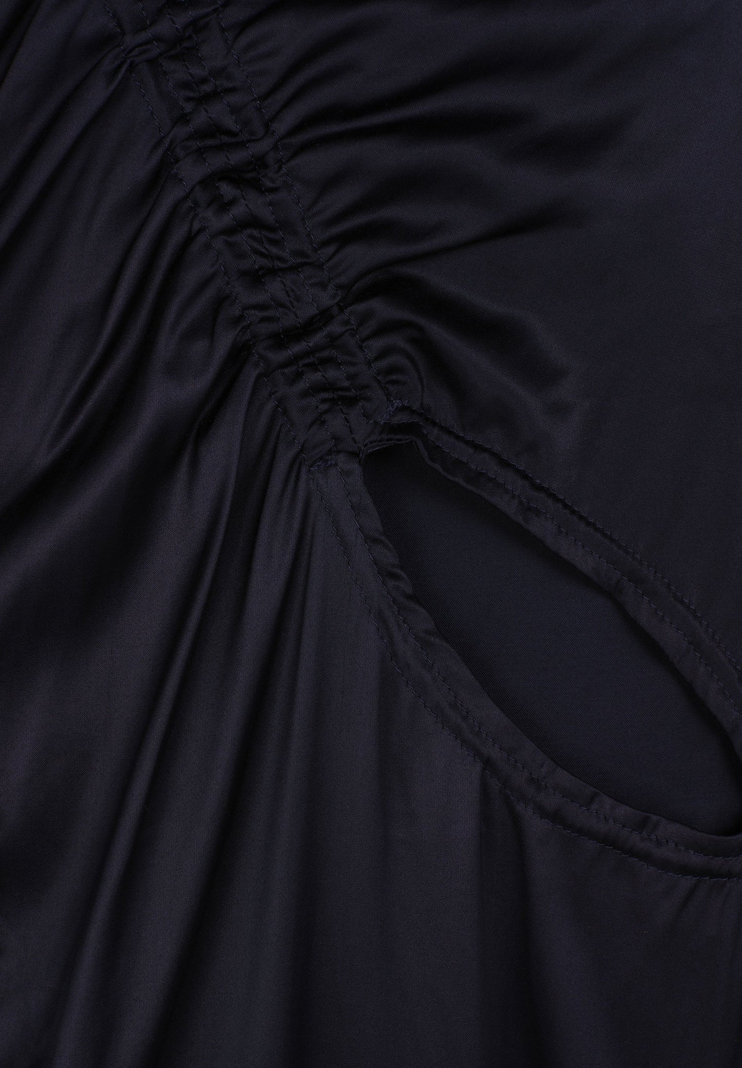 VESTIDO MIDI ACETINADO COM ABERTURAS