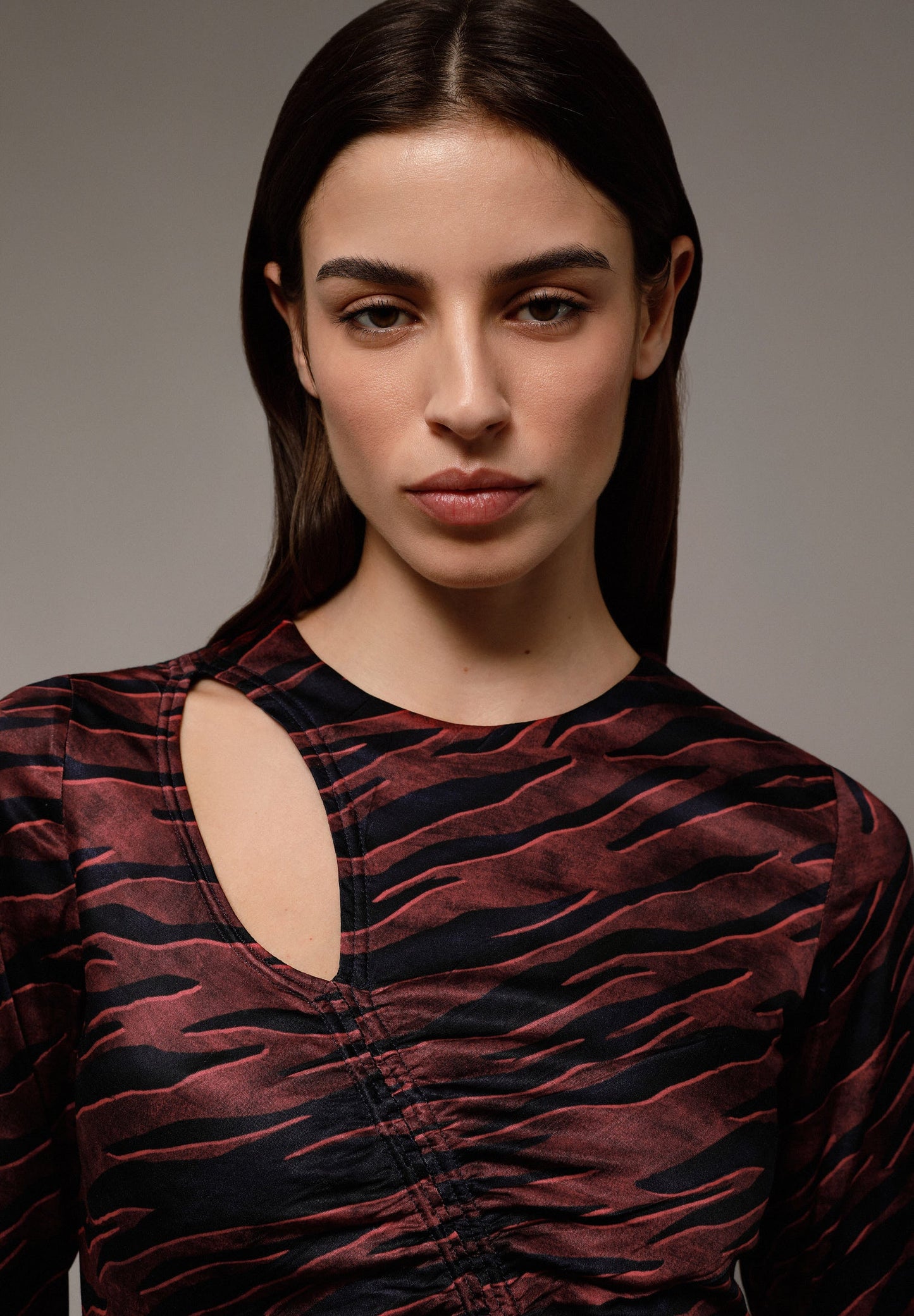 VESTIDO MIDI ACETINADO COM ESTAMPADO ANIMAL