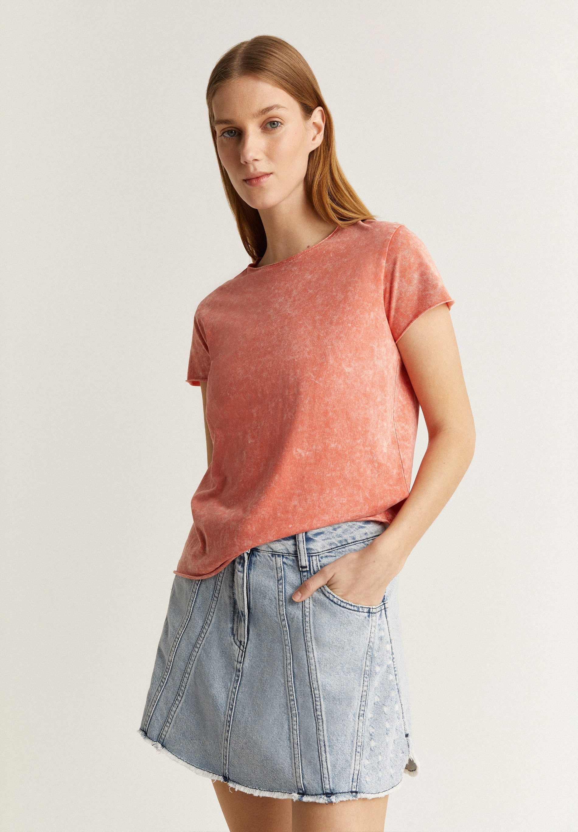 T-SHIRT EFEITO LAVAGEM COM SKULL E CRISTAIS