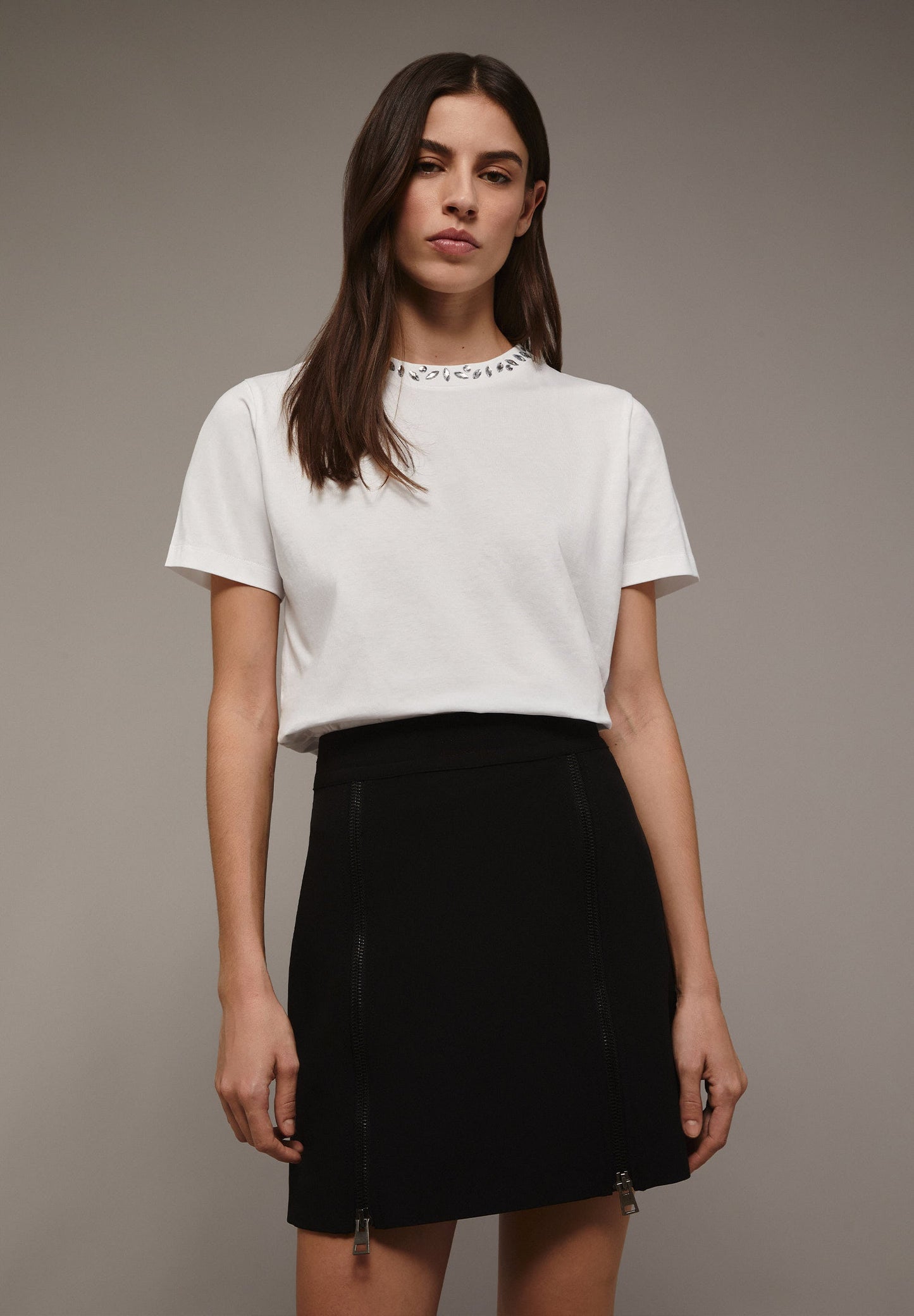 T-SHIRT COM PORMENORES DE CRISTAIS NA GOLA