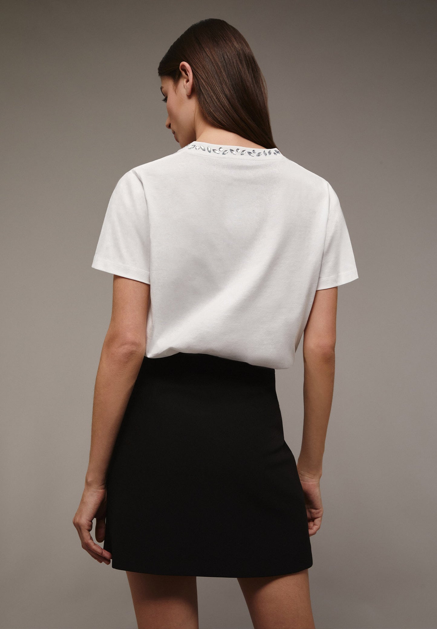 T-SHIRT COM PORMENORES DE CRISTAIS NA GOLA