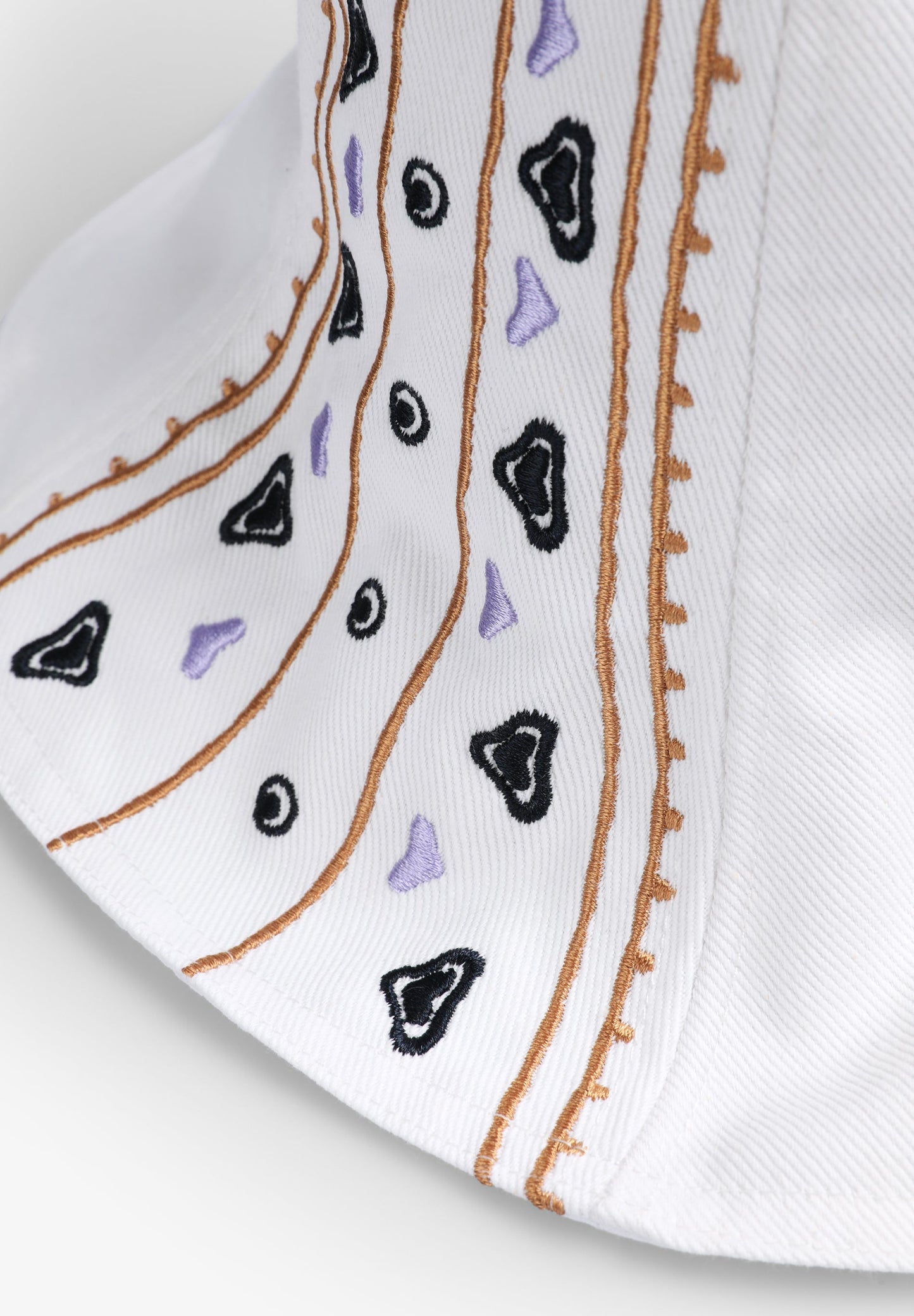 GORRO EM DENIM COM PORMENOR BORDADO