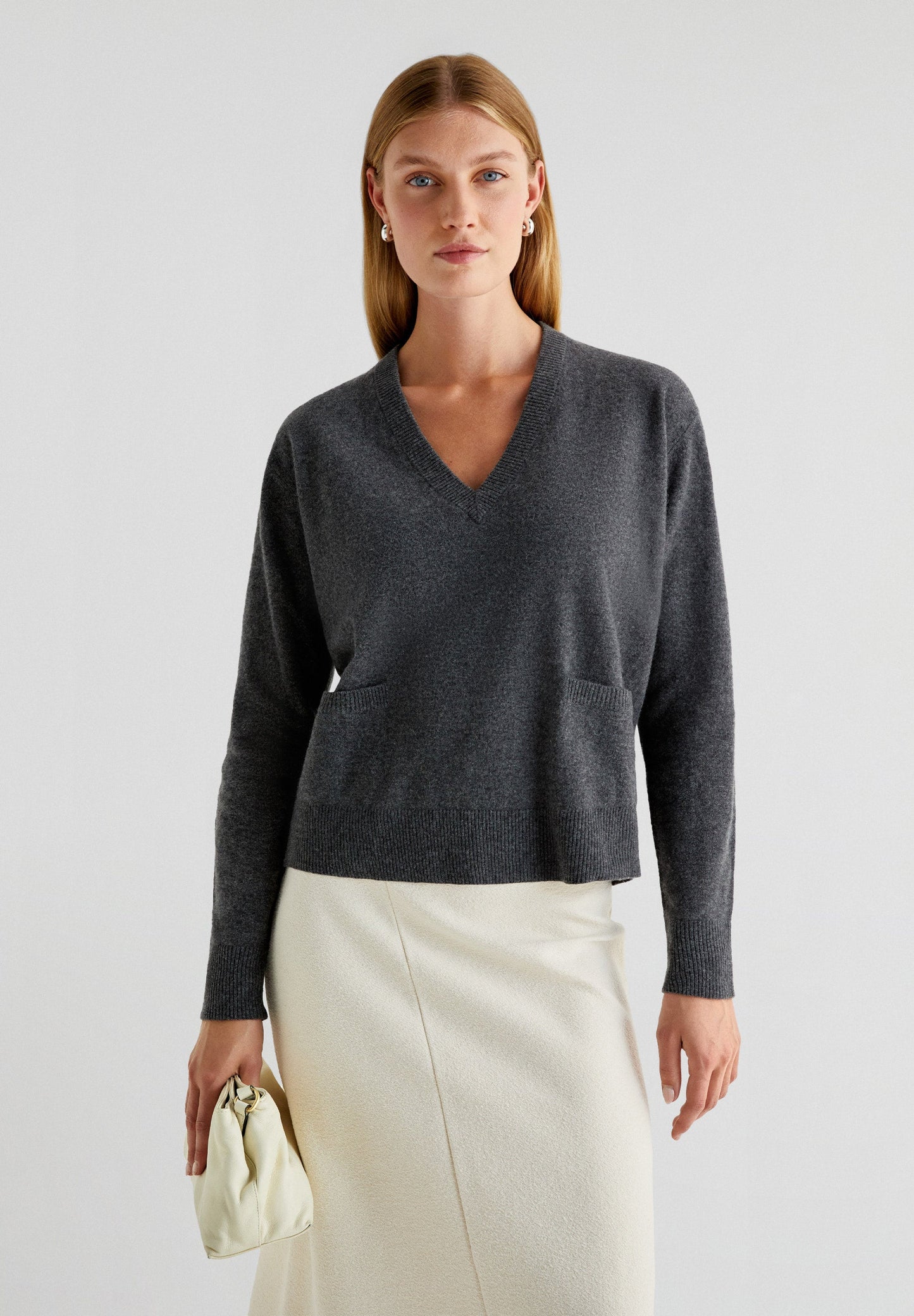 SWEATER COM BOLSOS E DECOTE EM V