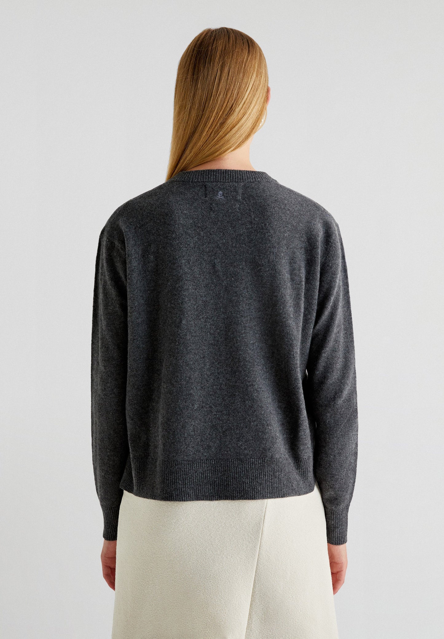 SWEATER COM BOLSOS E DECOTE EM V
