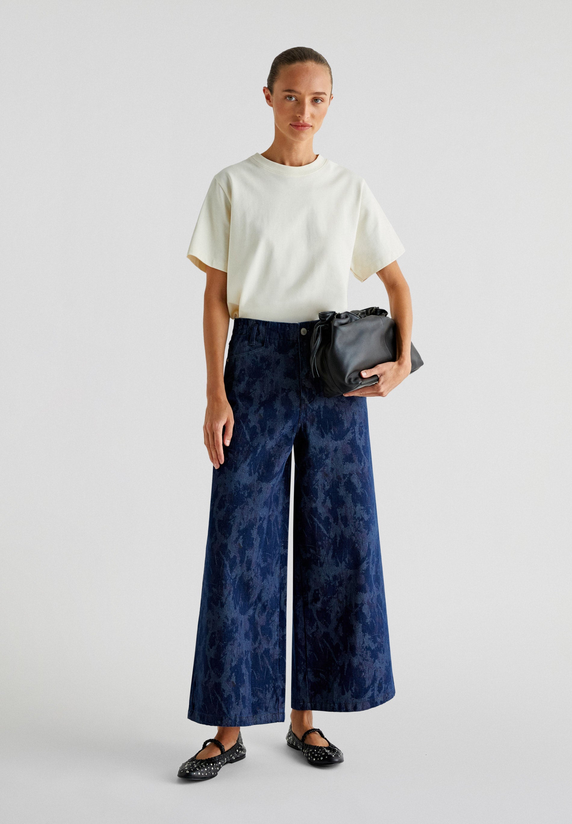 JEANS CULOTTES COM PORMENORES DE BRILHOS