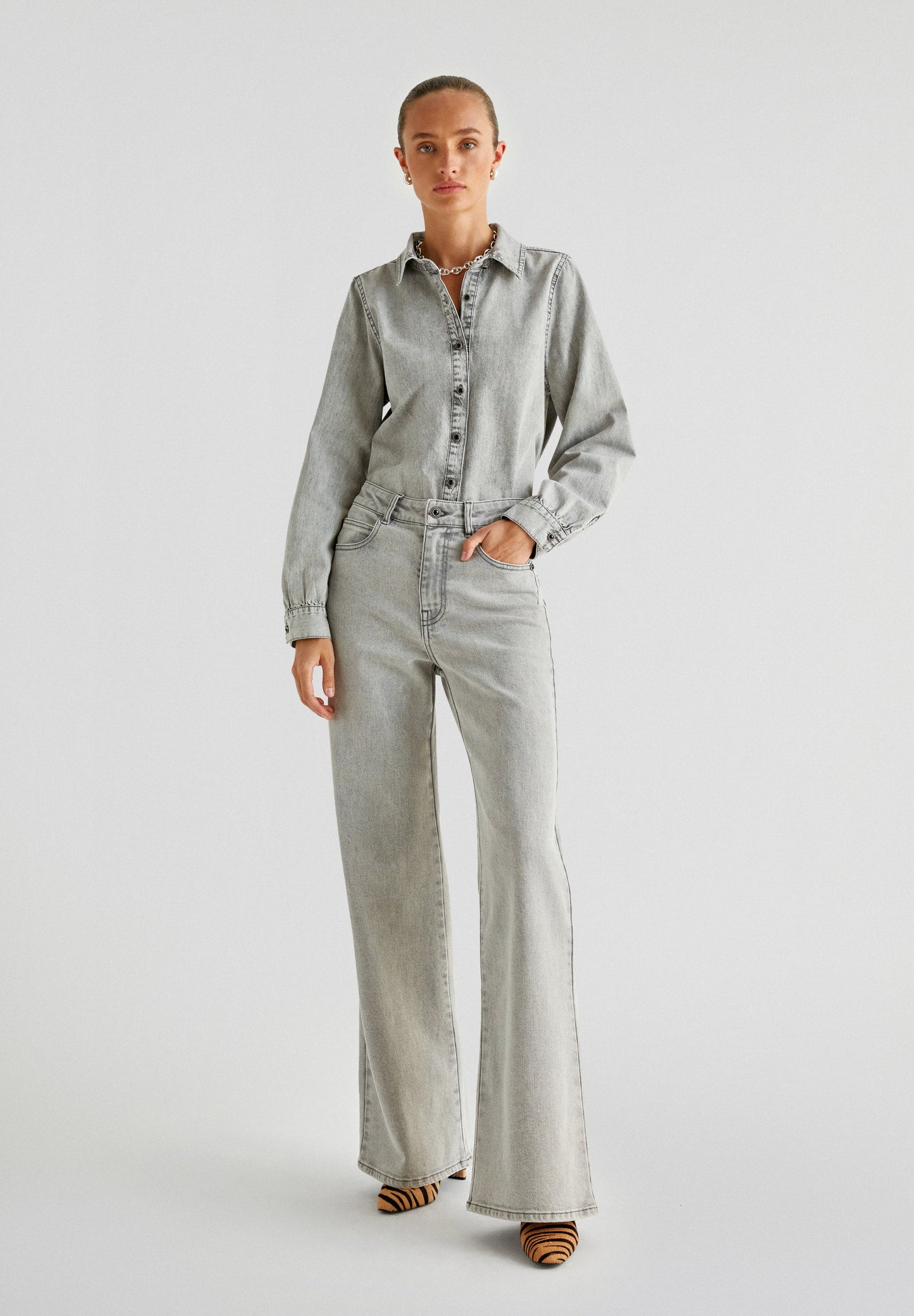 JEANS BOCA DE SINO DESBOTADOS