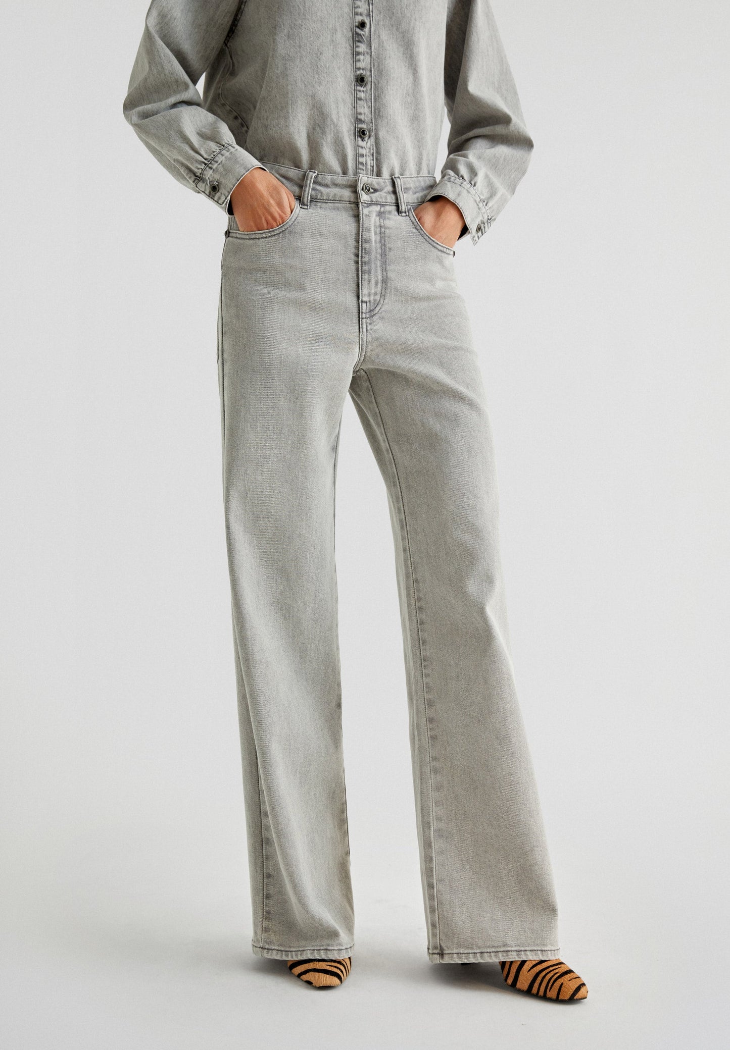 JEANS BOCA DE SINO DESBOTADOS