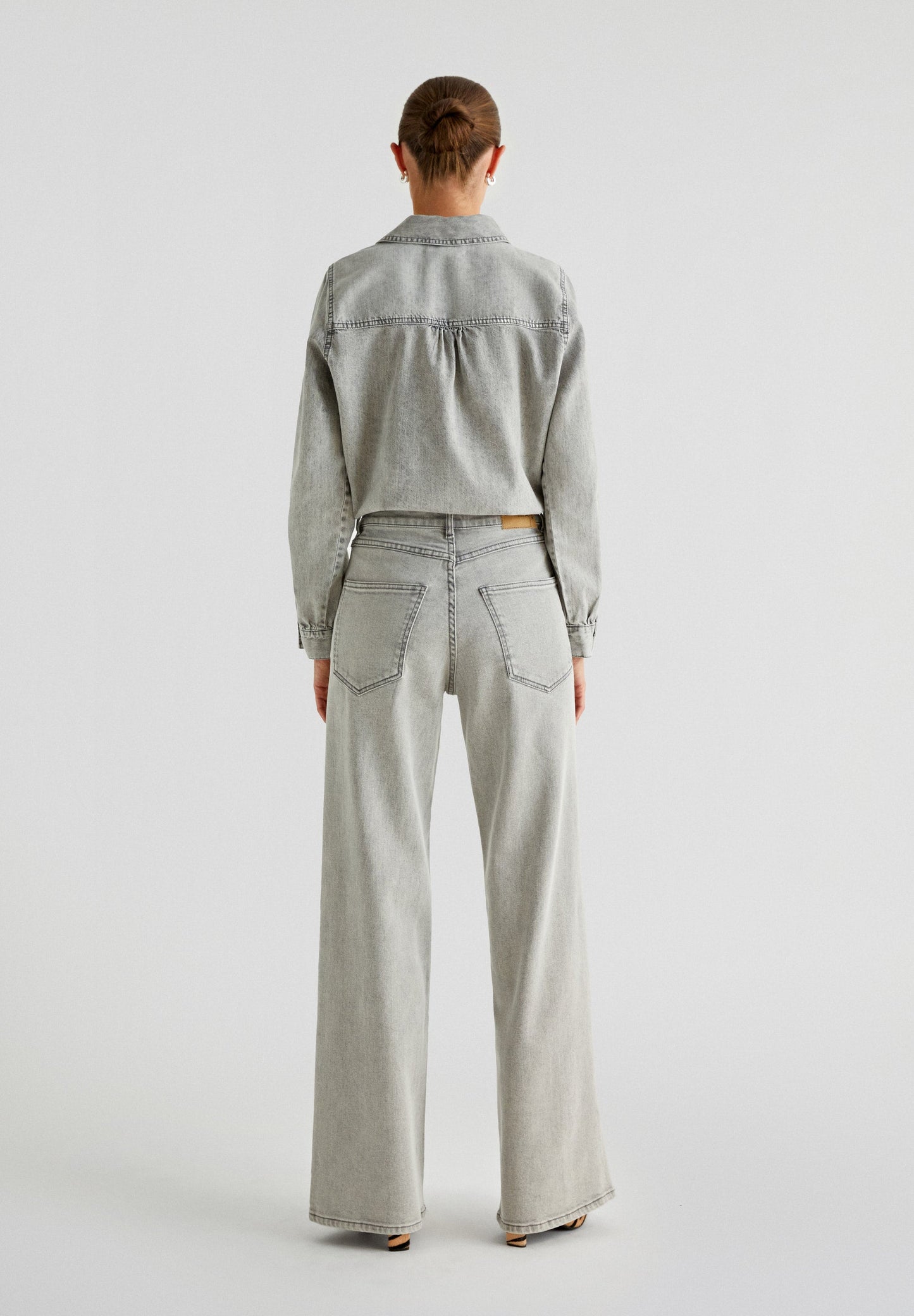 JEANS BOCA DE SINO DESBOTADOS