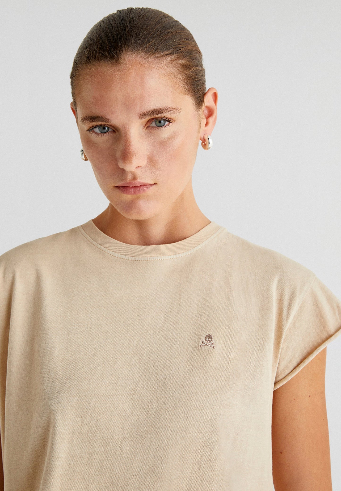T-SHIRT COM SKULL BORDADA NO TOM