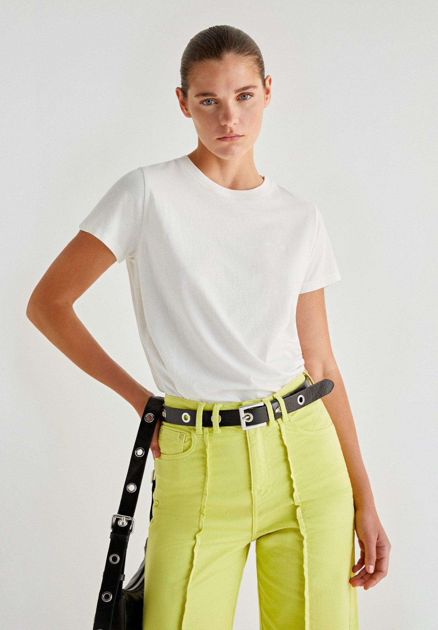 T-SHIRT COM LOGÓTIPO BORDADO NO TOM