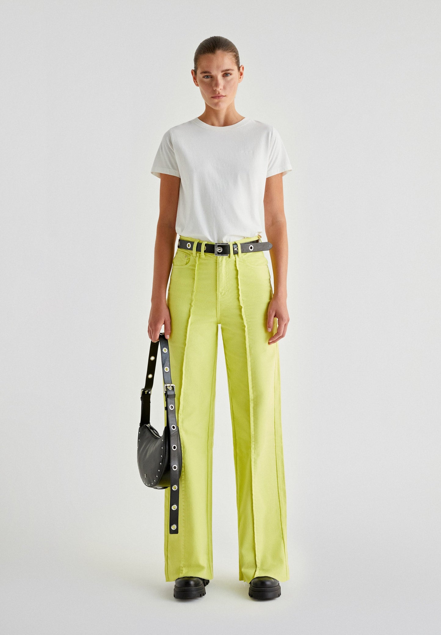 T-SHIRT COM LOGÓTIPO BORDADO NO TOM