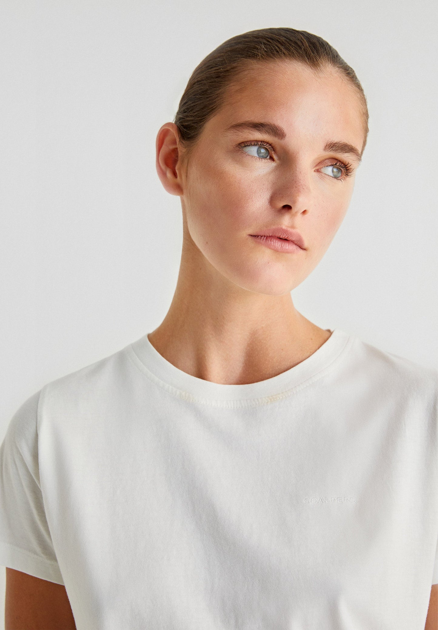 T-SHIRT COM LOGÓTIPO BORDADO NO TOM