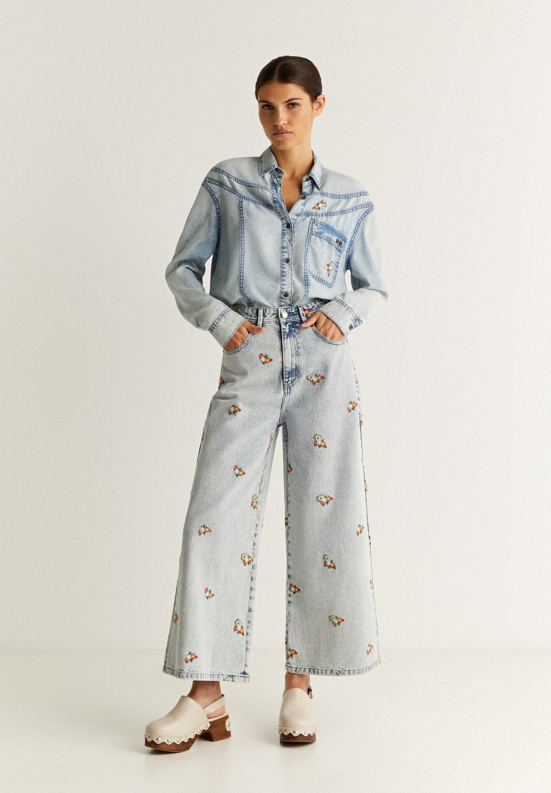 JEANS EFEITO RASGADO BORDADO