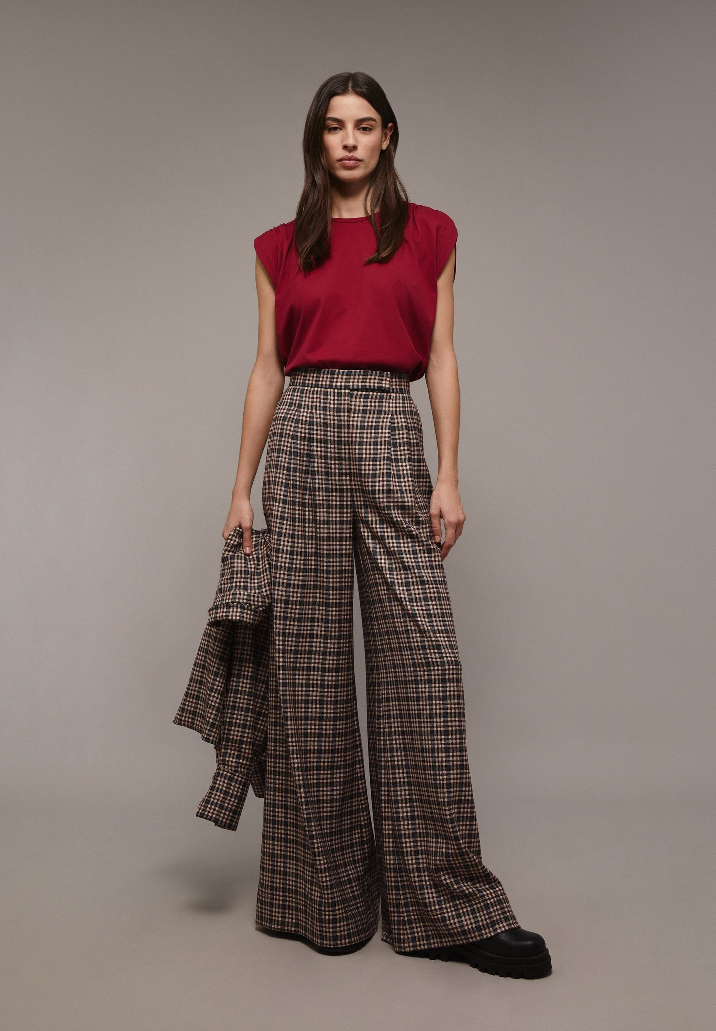 T-SHIRT COM PORMENOR DE FRANZIDO NO OMBRO