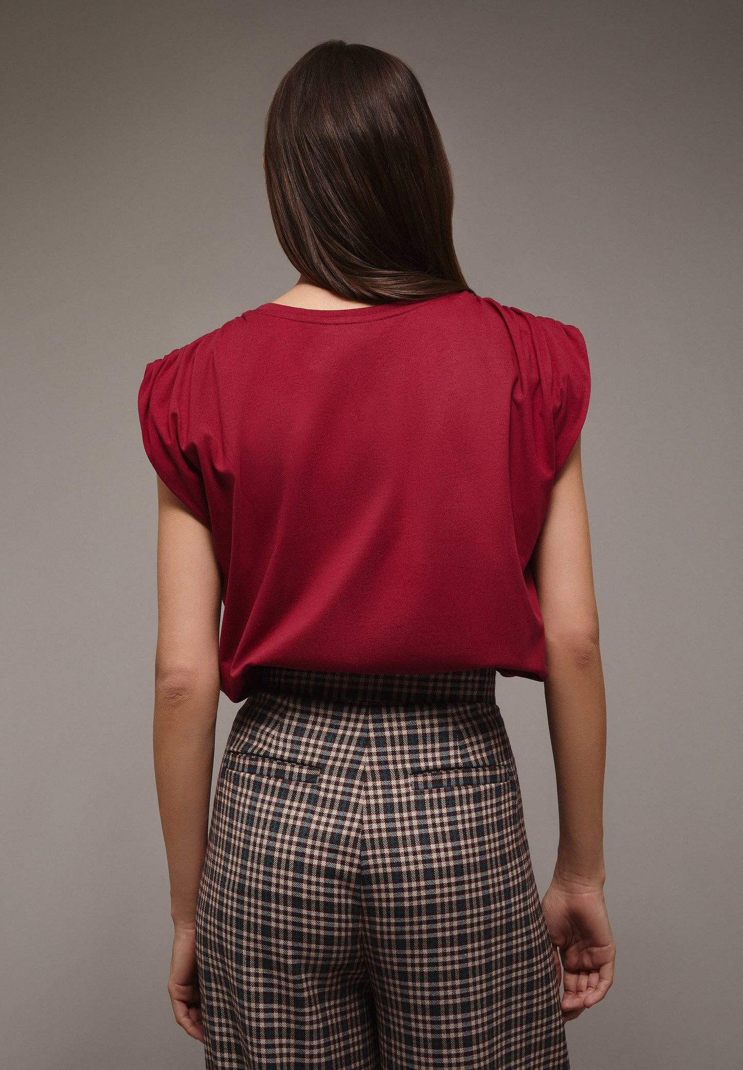 T-SHIRT COM PORMENOR DE FRANZIDO NO OMBRO