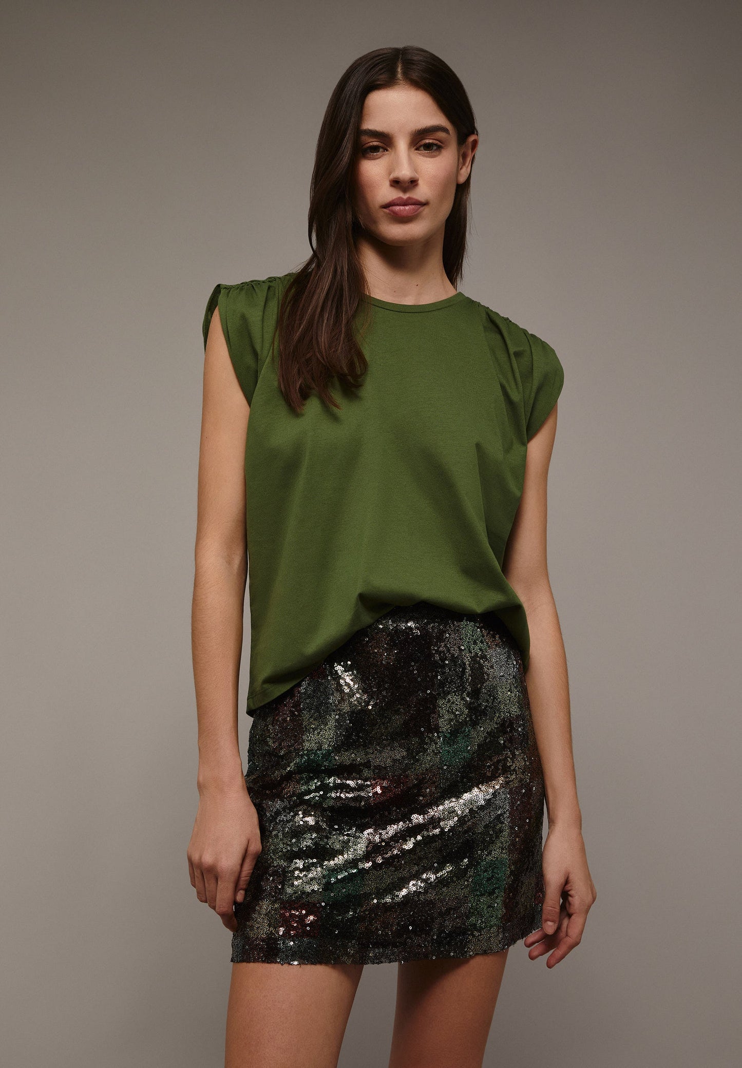 T-SHIRT COM PORMENOR DE FRANZIDO NO OMBRO