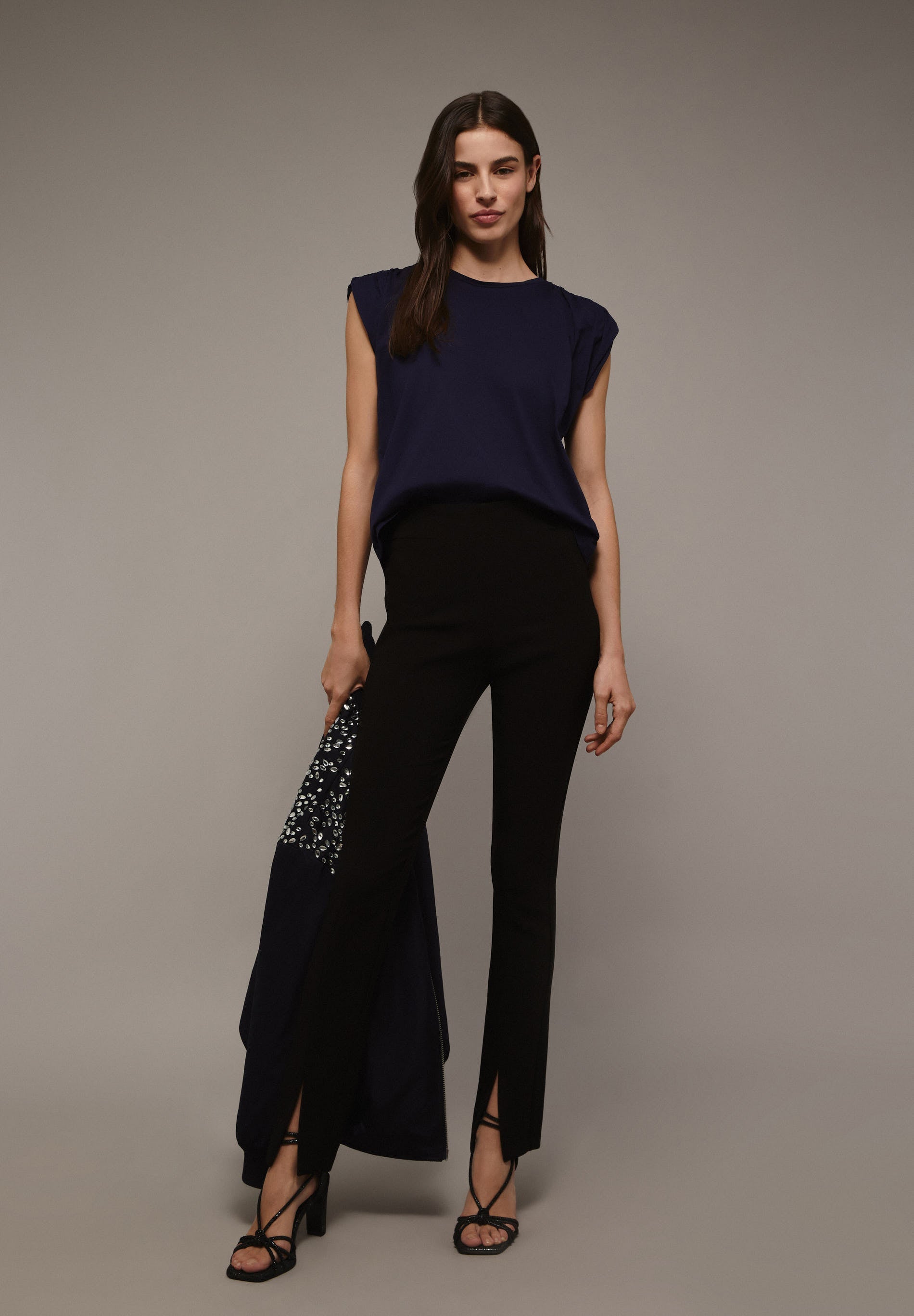 T-SHIRT COM PORMENOR DE FRANZIDO NO OMBRO