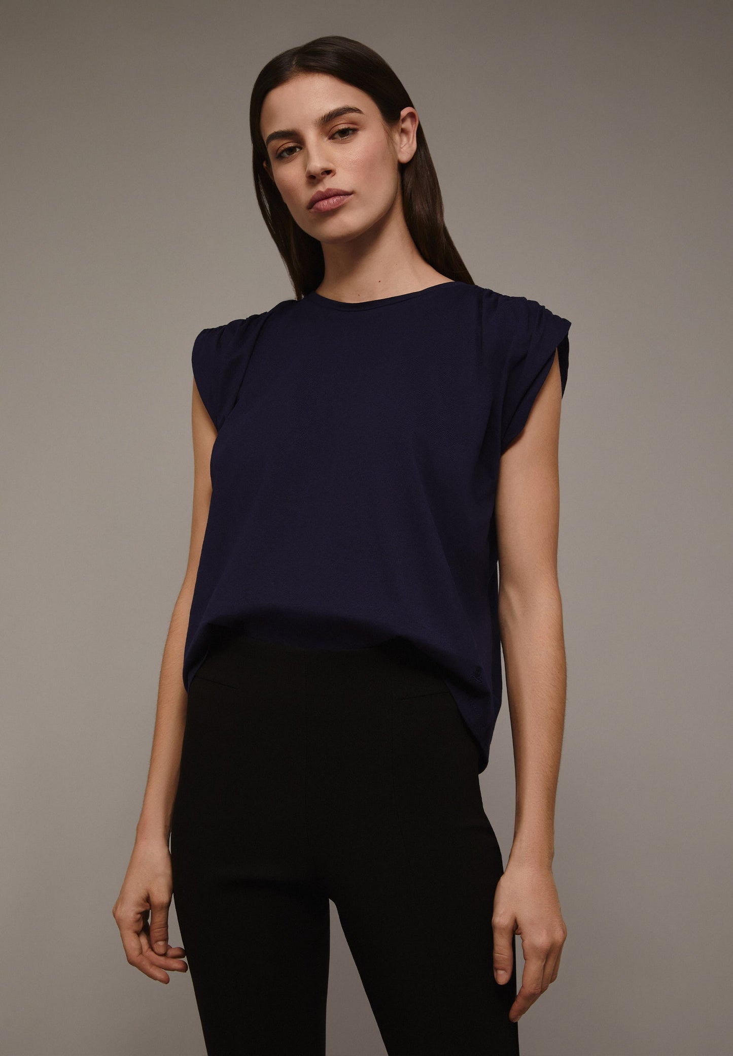 T-SHIRT COM PORMENOR DE FRANZIDO NO OMBRO