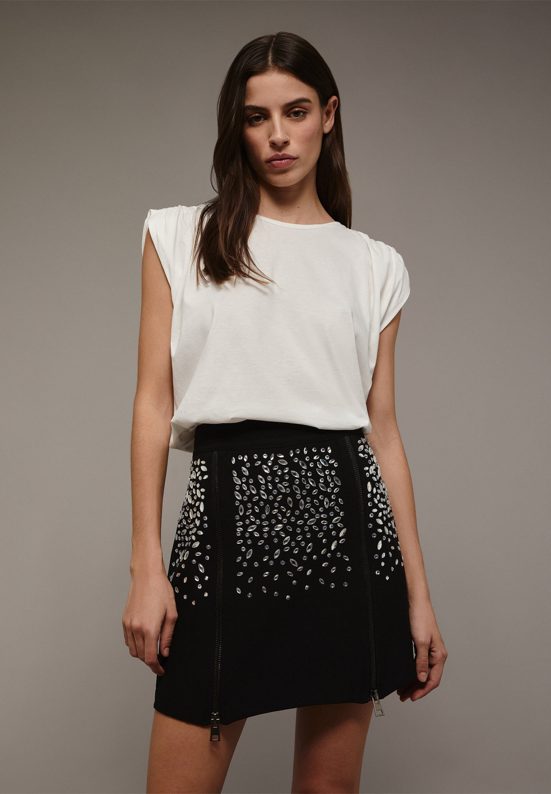 T-SHIRT COM PORMENOR DE FRANZIDO NO OMBRO