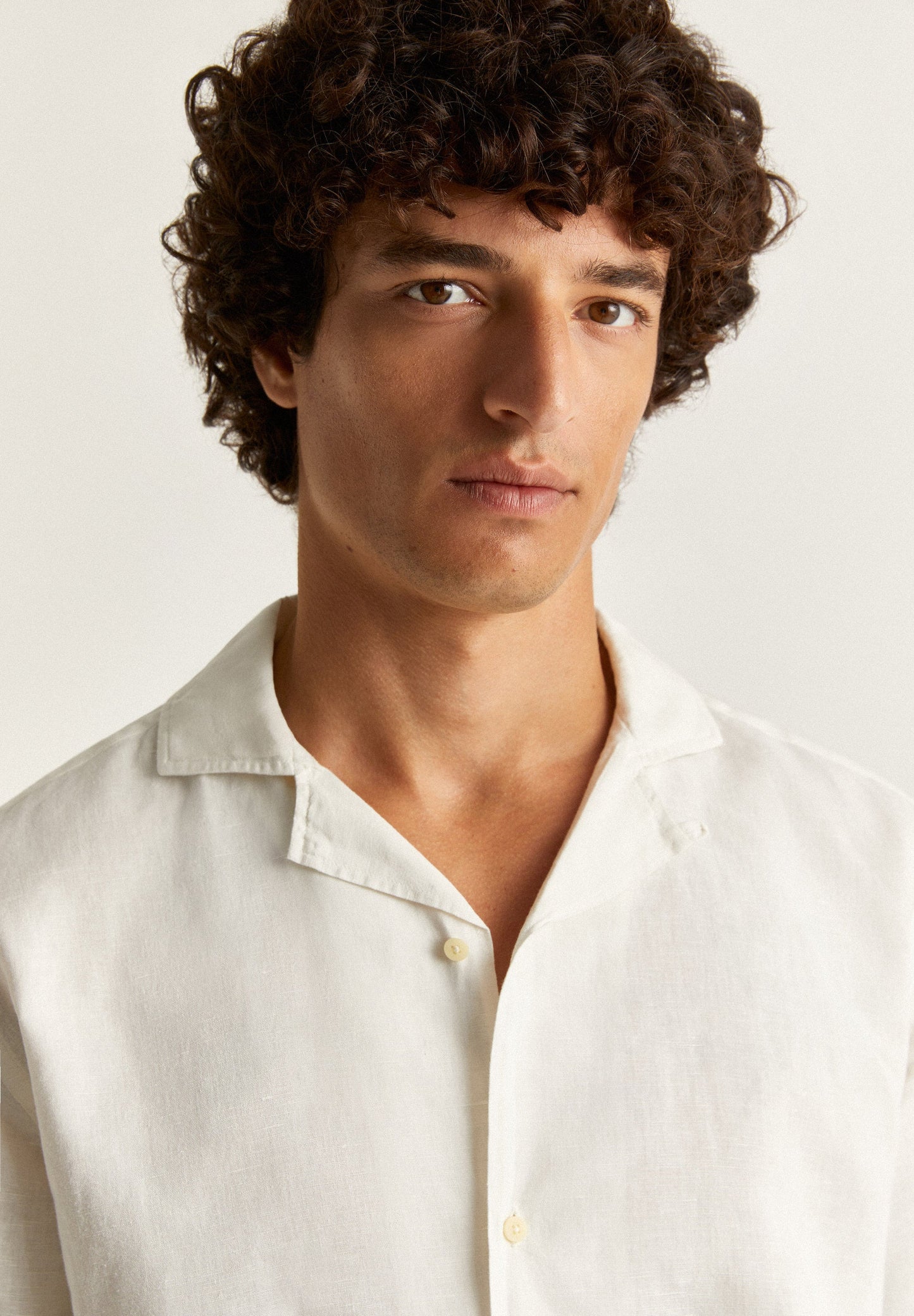 CAMISA DE LINHO COM DECOTE TIPO PIJAMA