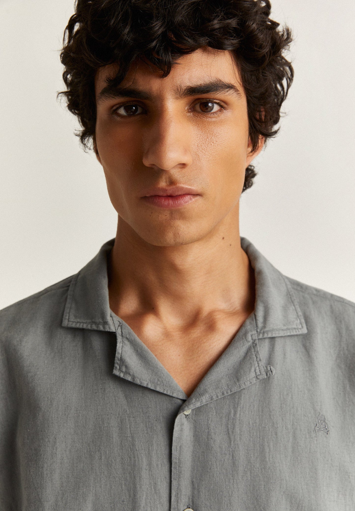 CAMISA DE MANGA CURTA EM LINHO