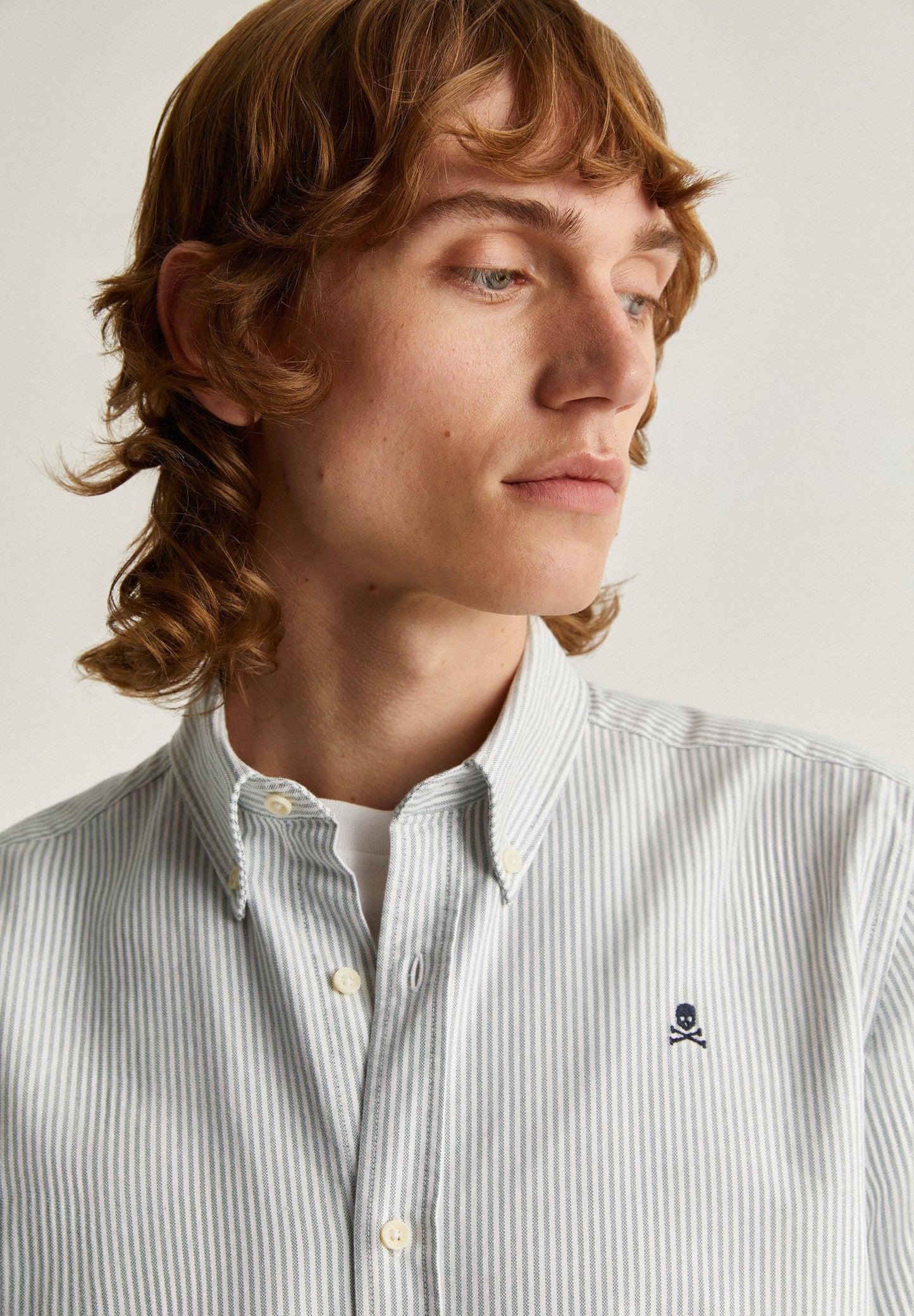 CAMISA COM LOGO DECOTE DE BOTÕES