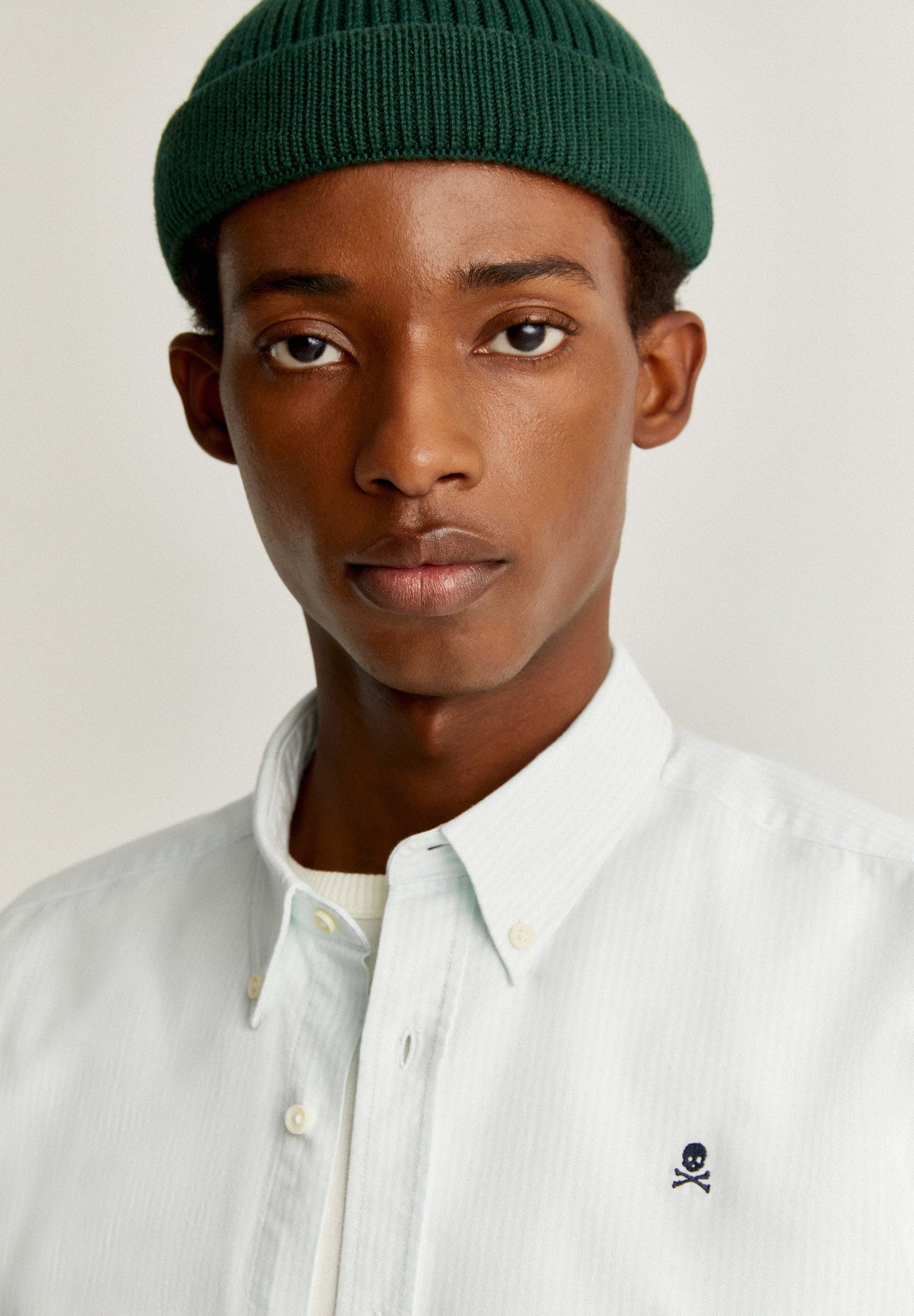 CAMISA COM LOGO DECOTE DE BOTÕES