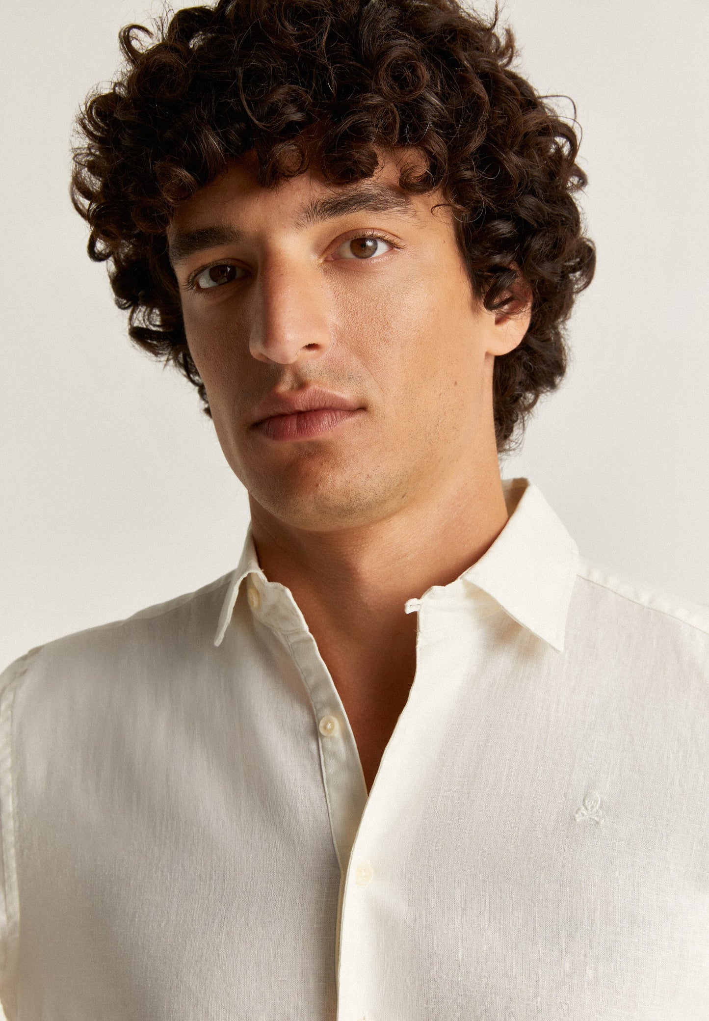 CAMISA TIPO POLO COM SKULL BORDADA