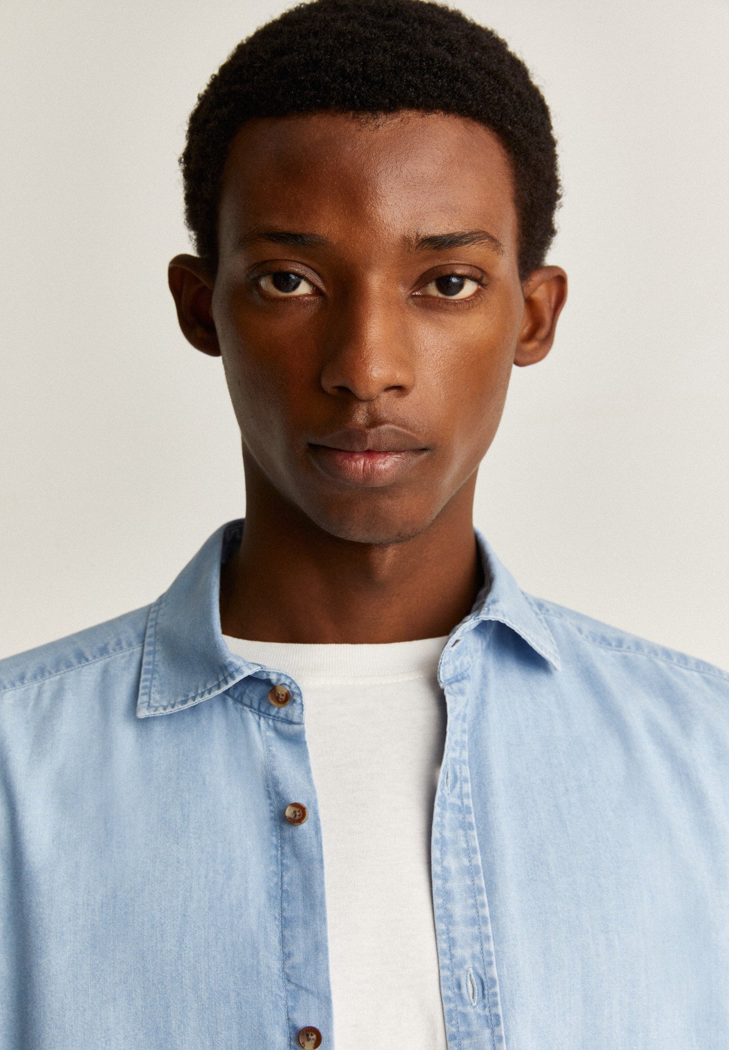 CAMISA DENIM COM GOLA ITALIANA