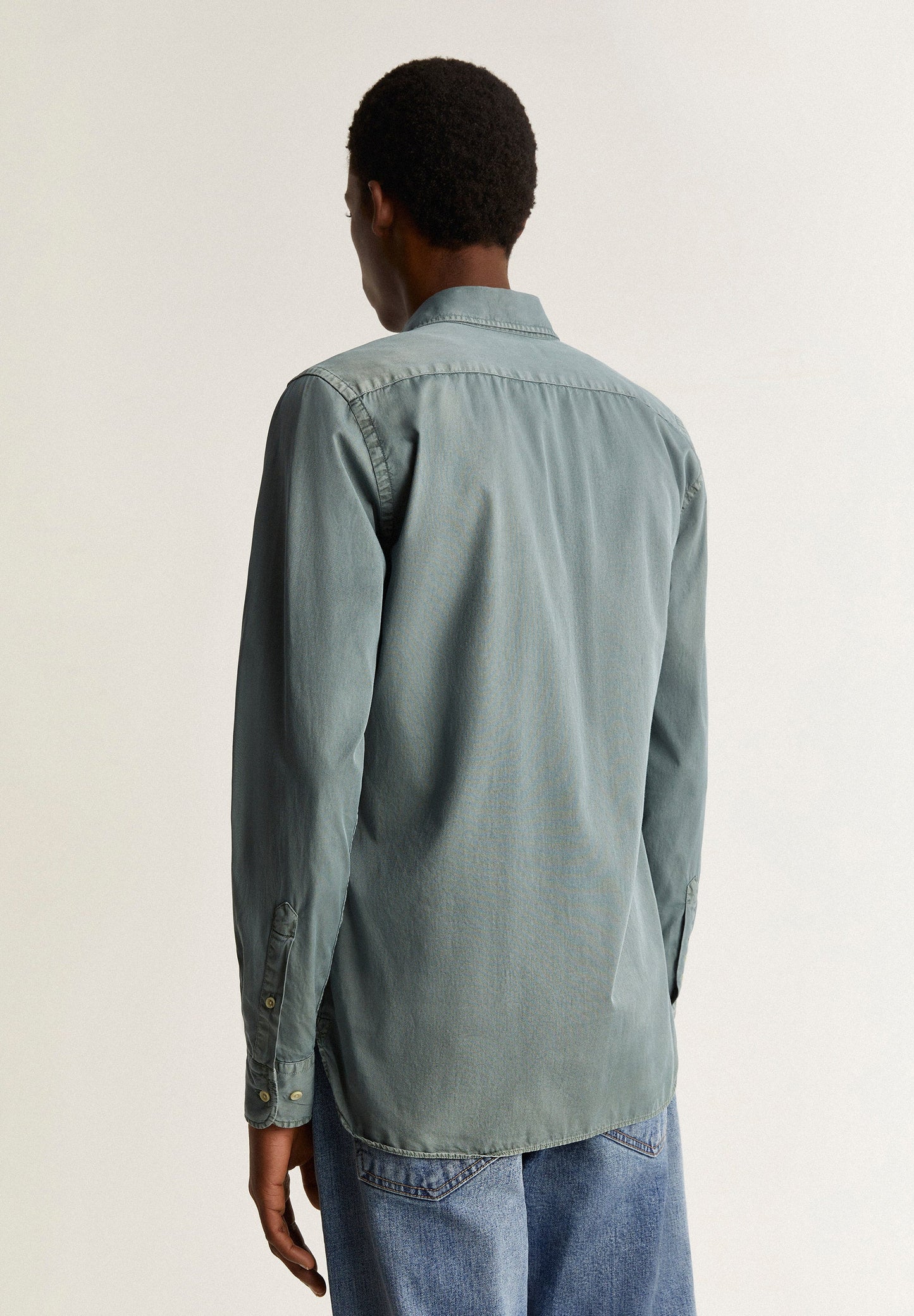 CAMISA COM LOGÓTIPO BORDADO NO TOM