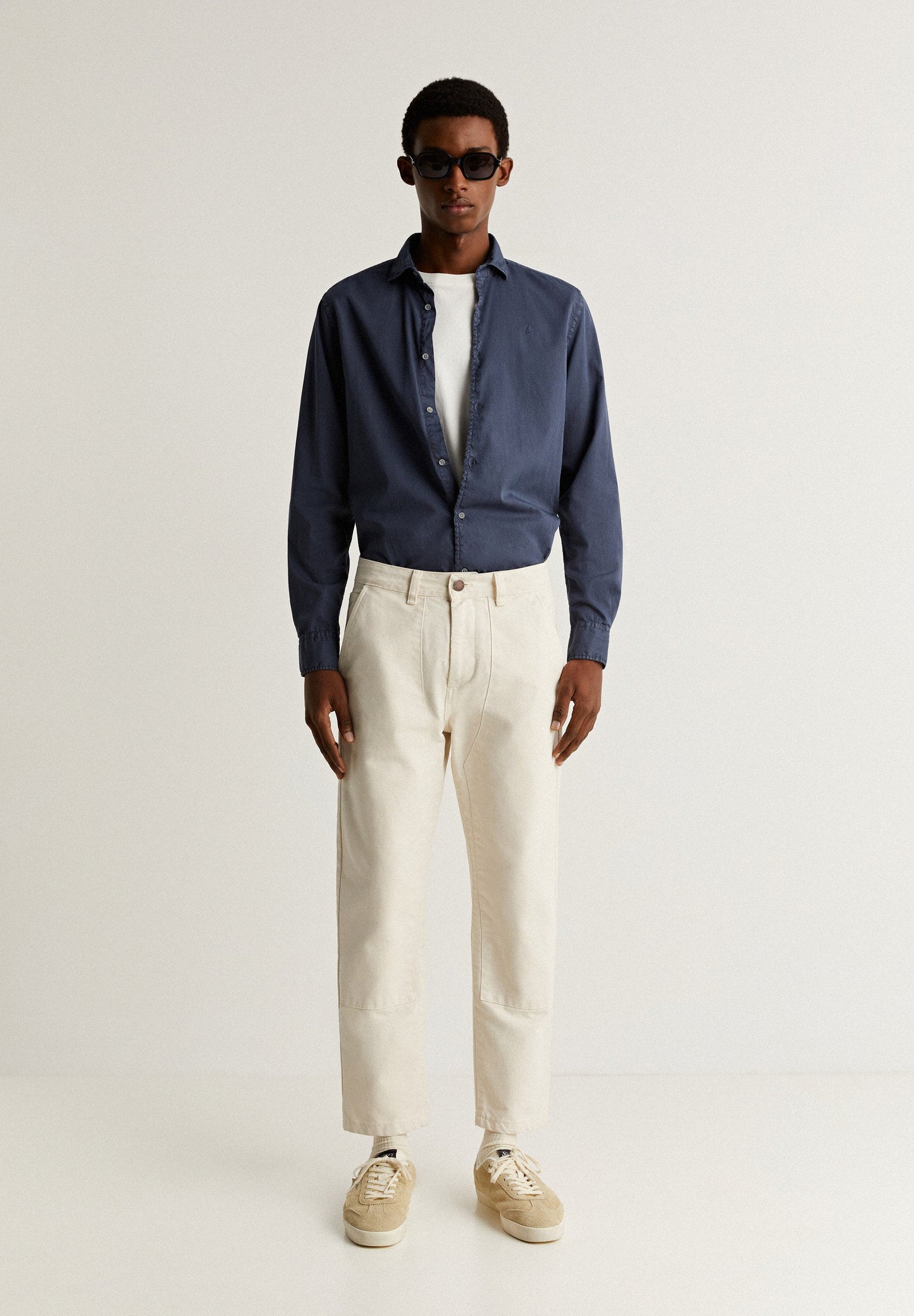 CAMISA COM SKULL BORDADA NO TOM