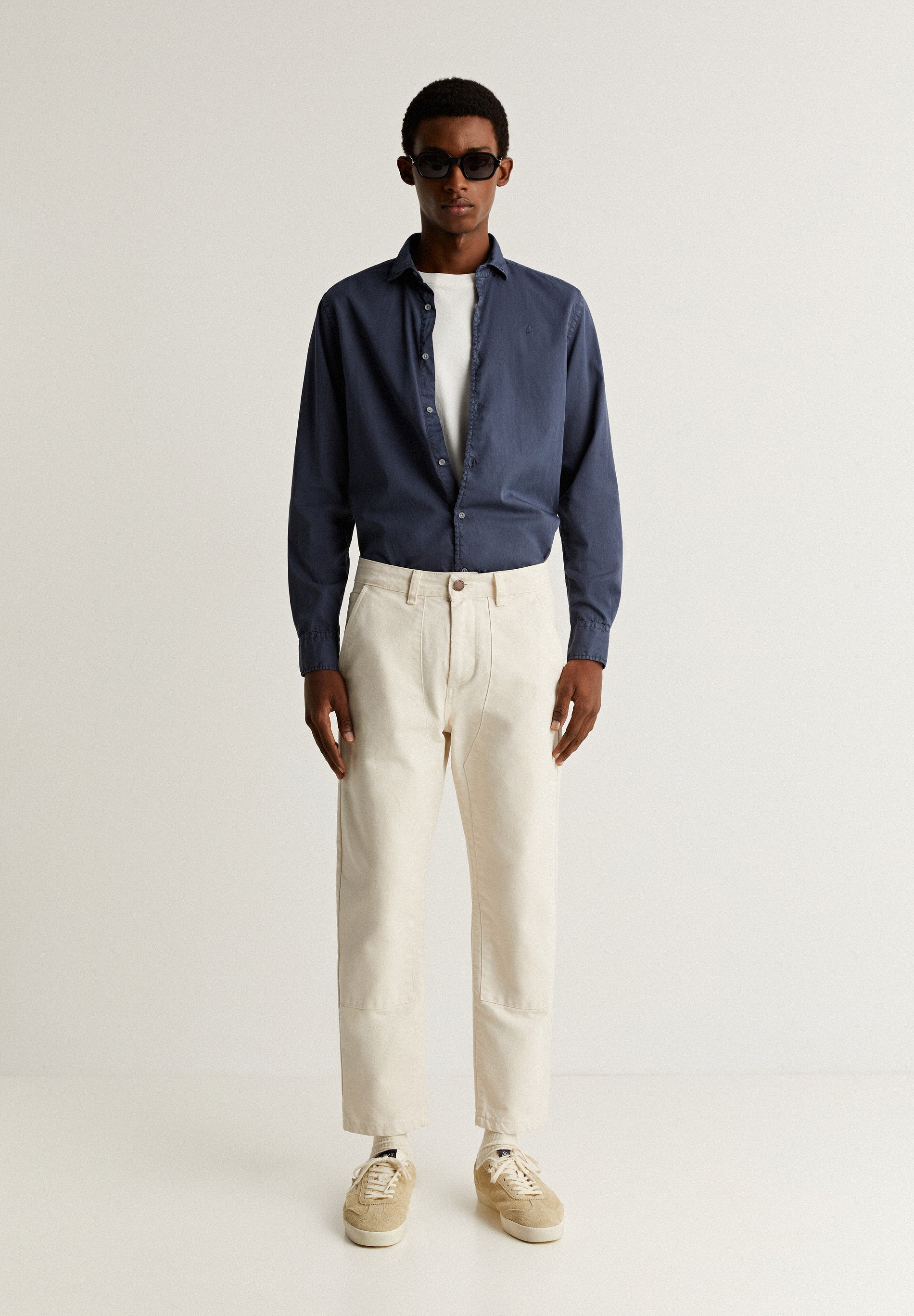 CAMISA COM SKULL BORDADA NO TOM