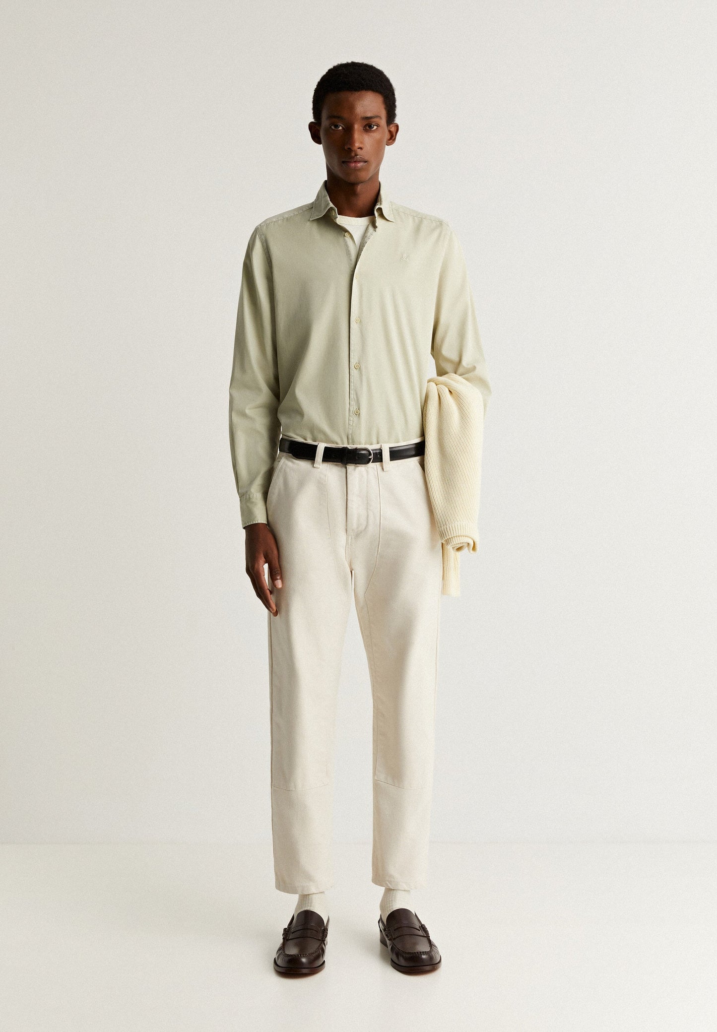 CAMISA COM LOGÓTIPO BORDADO NO TOM