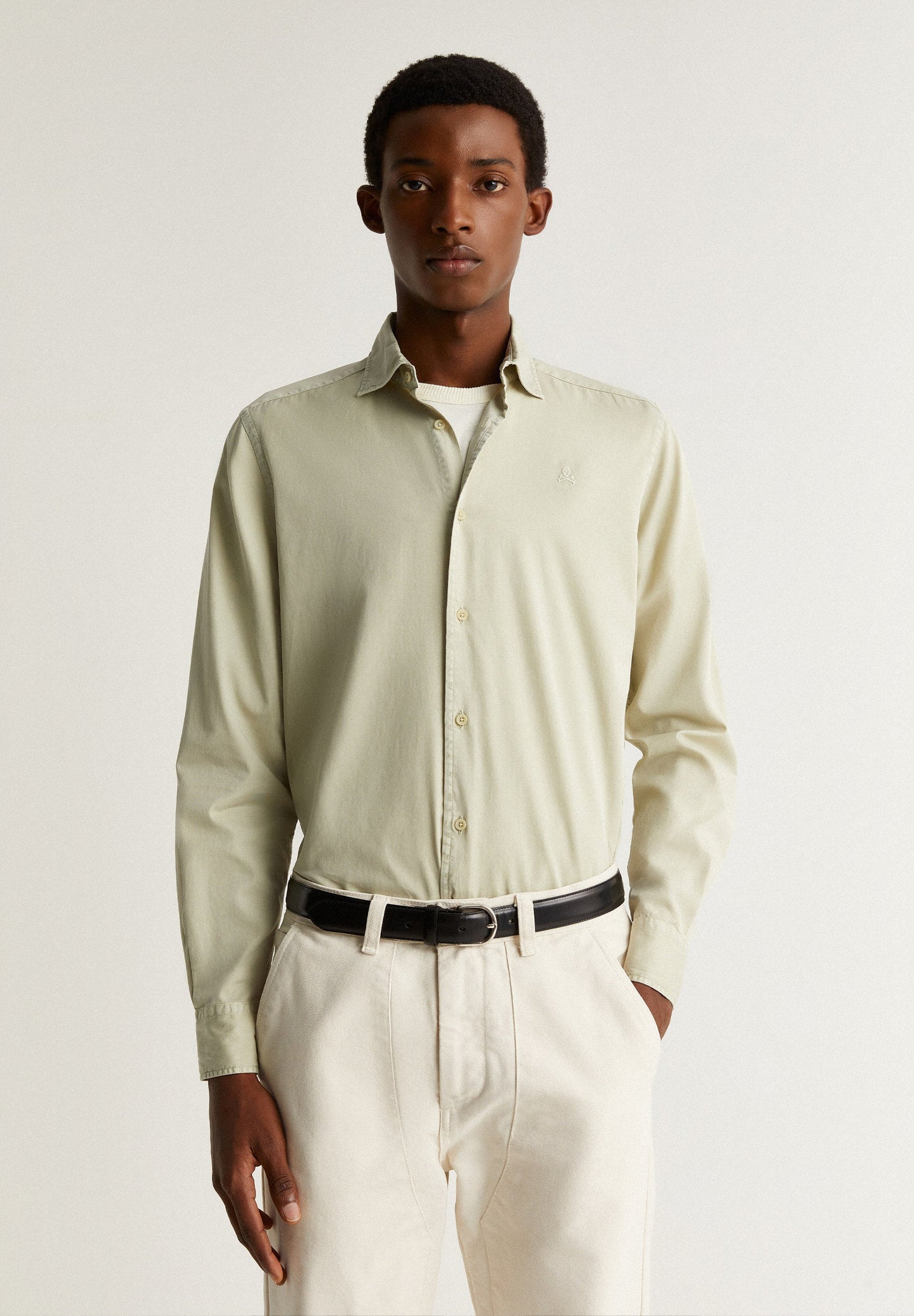 CAMISA COM LOGÓTIPO BORDADO NO TOM