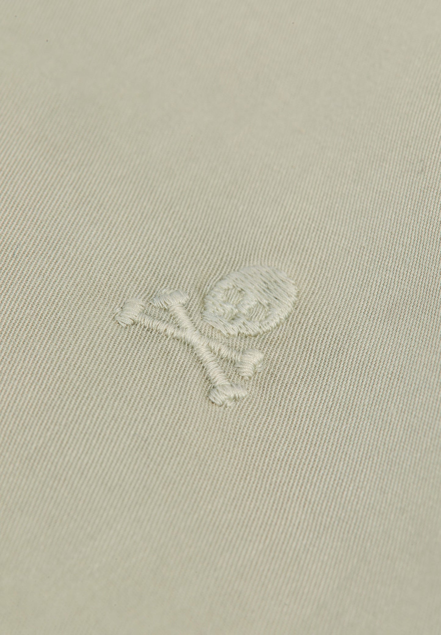 CAMISA COM LOGÓTIPO BORDADO NO TOM