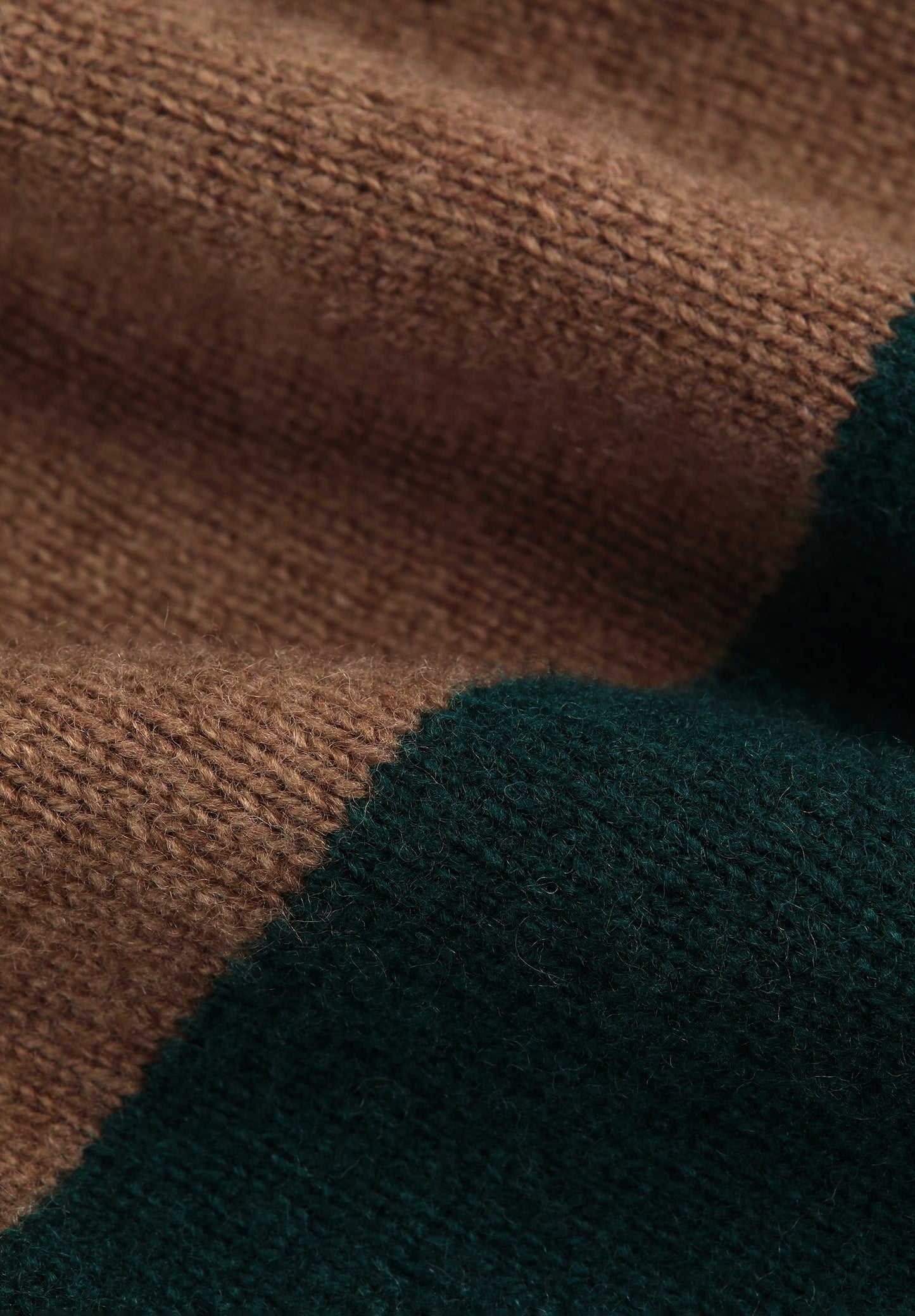 SWEATER DE MALHA ÀS RISCAS