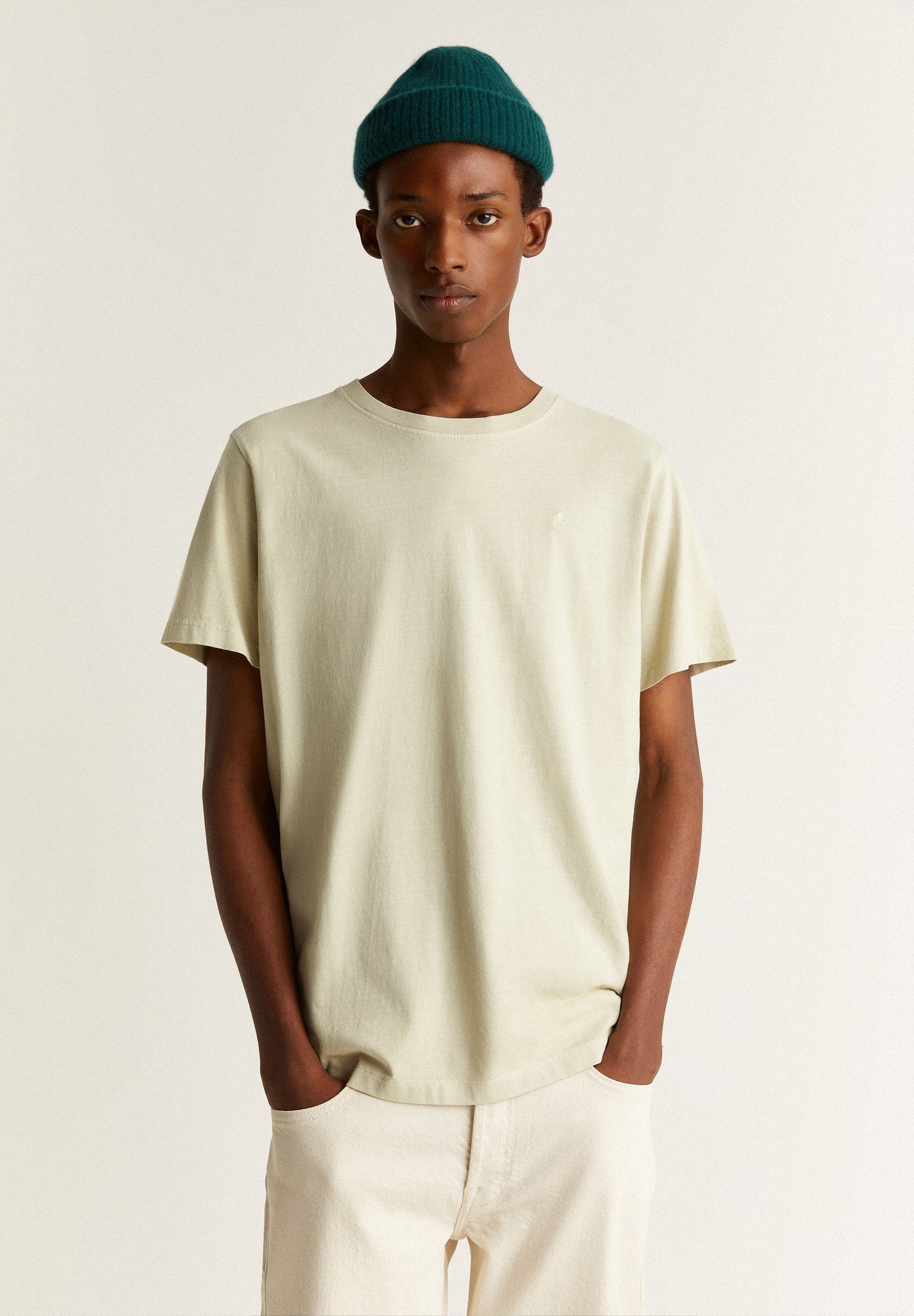 T-SHIRT DESBOTADA COM LOGÓTIPO