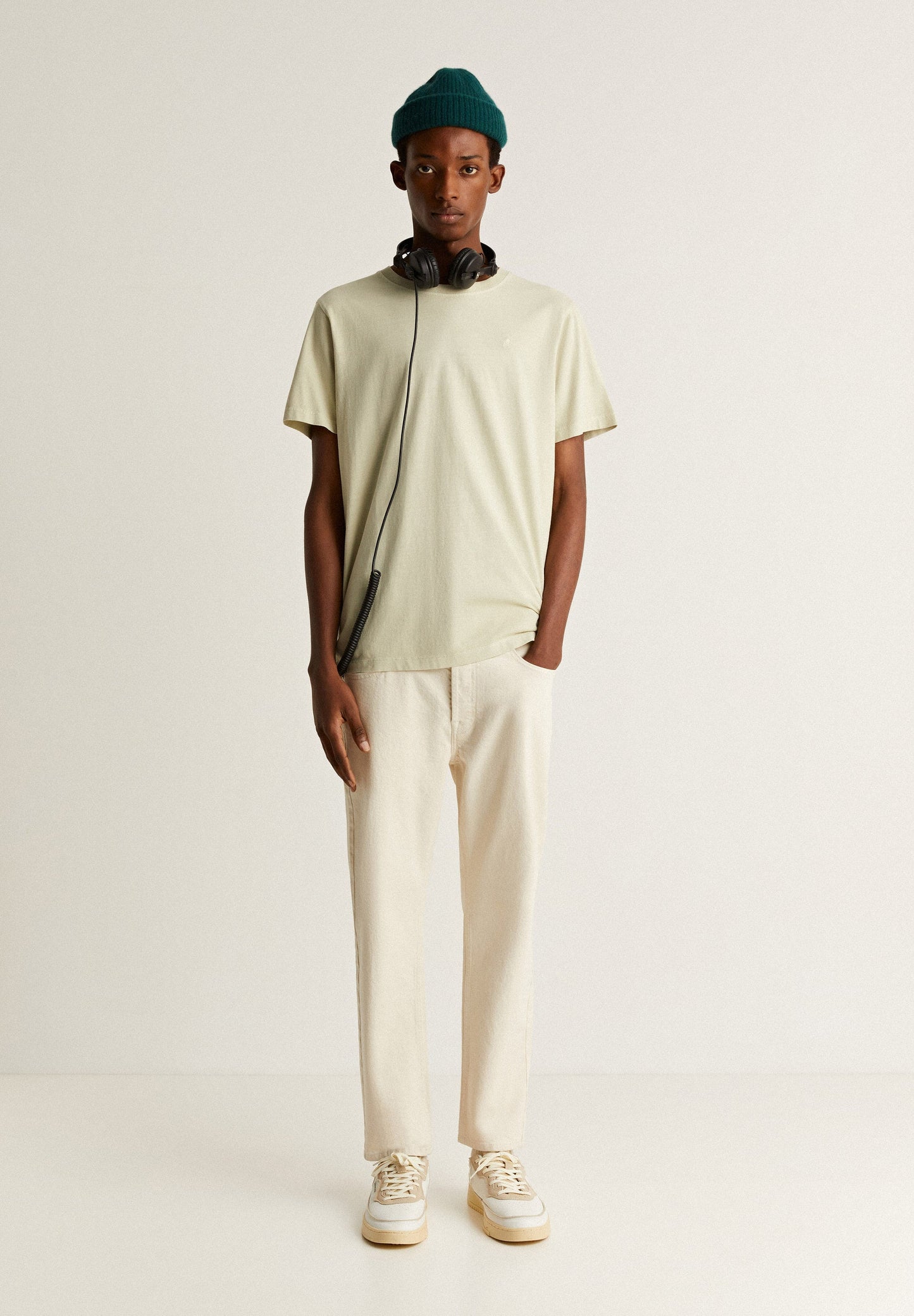 T-SHIRT DESBOTADA COM LOGÓTIPO