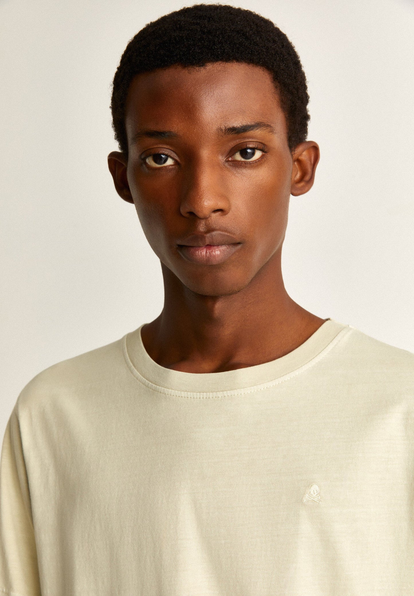 T-SHIRT DESBOTADA COM LOGÓTIPO