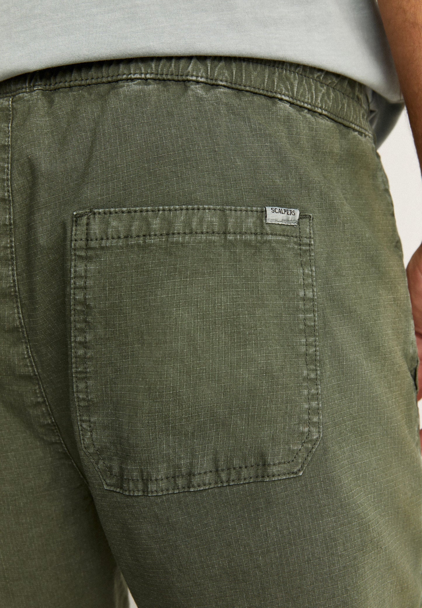 CALÇÕES BERMUDA COM CÓS ELÁSTICO E CORDÃO