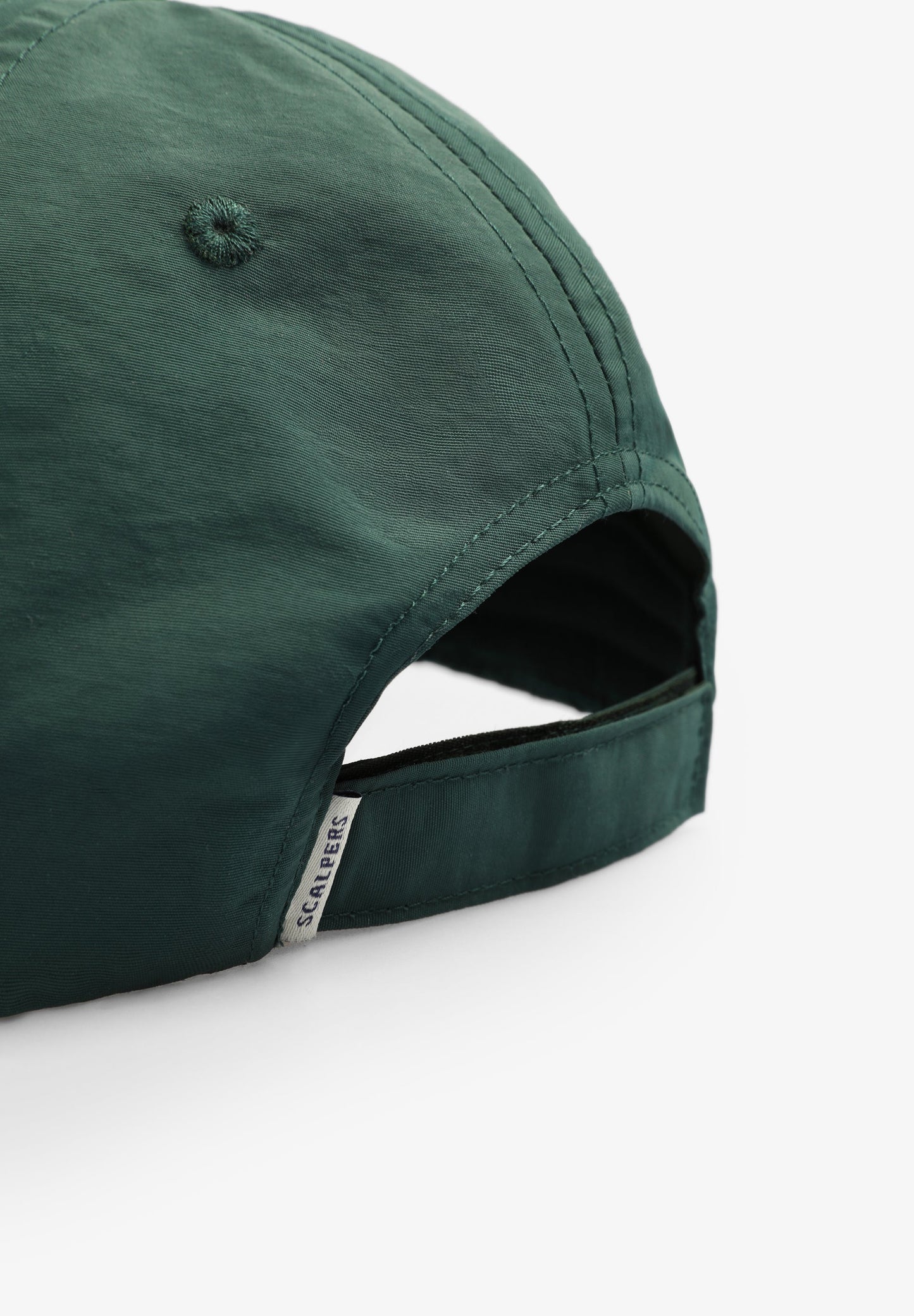 BONÉ COM LOGÓTIPO BORDADO