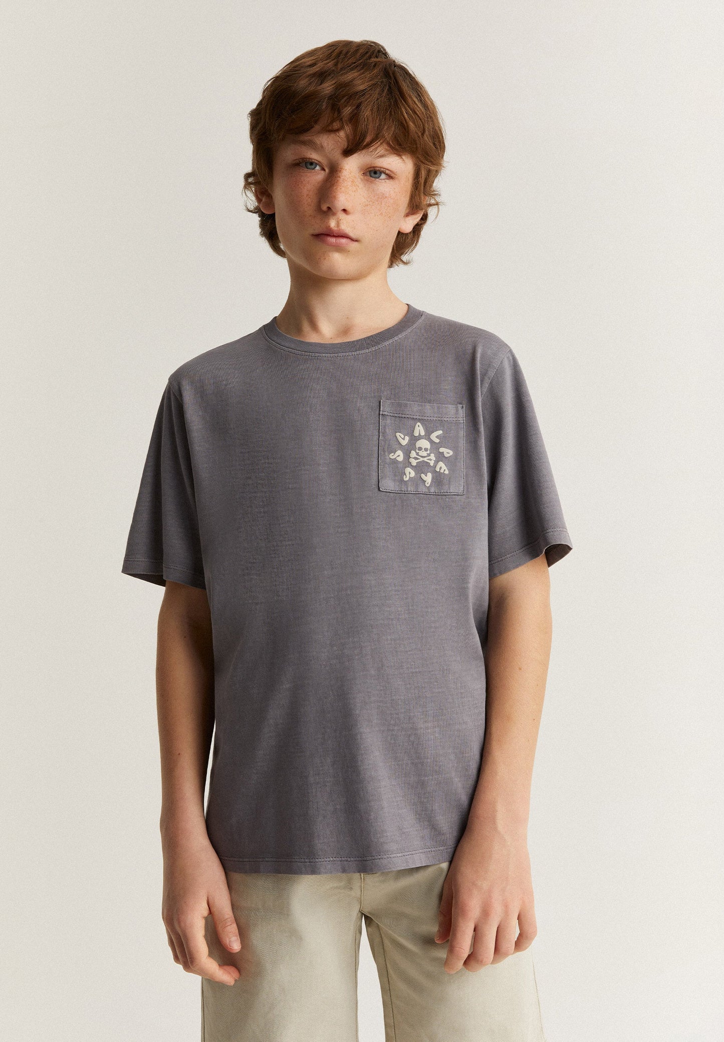T-SHIRT COM BOLSO NO PEITO