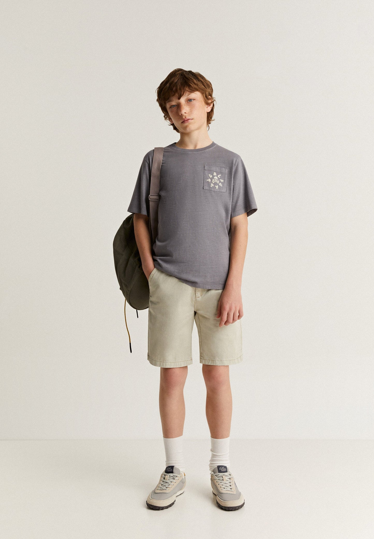 T-SHIRT COM BOLSO NO PEITO