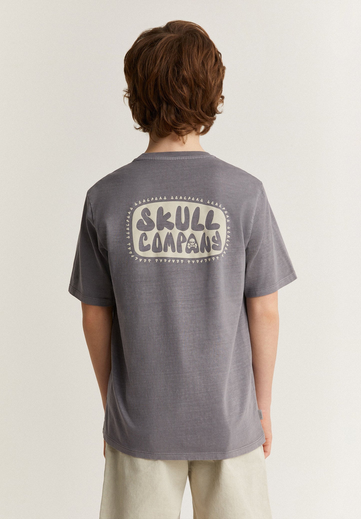 T-SHIRT COM BOLSO NO PEITO