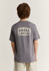 T-SHIRT COM BOLSO NO PEITO