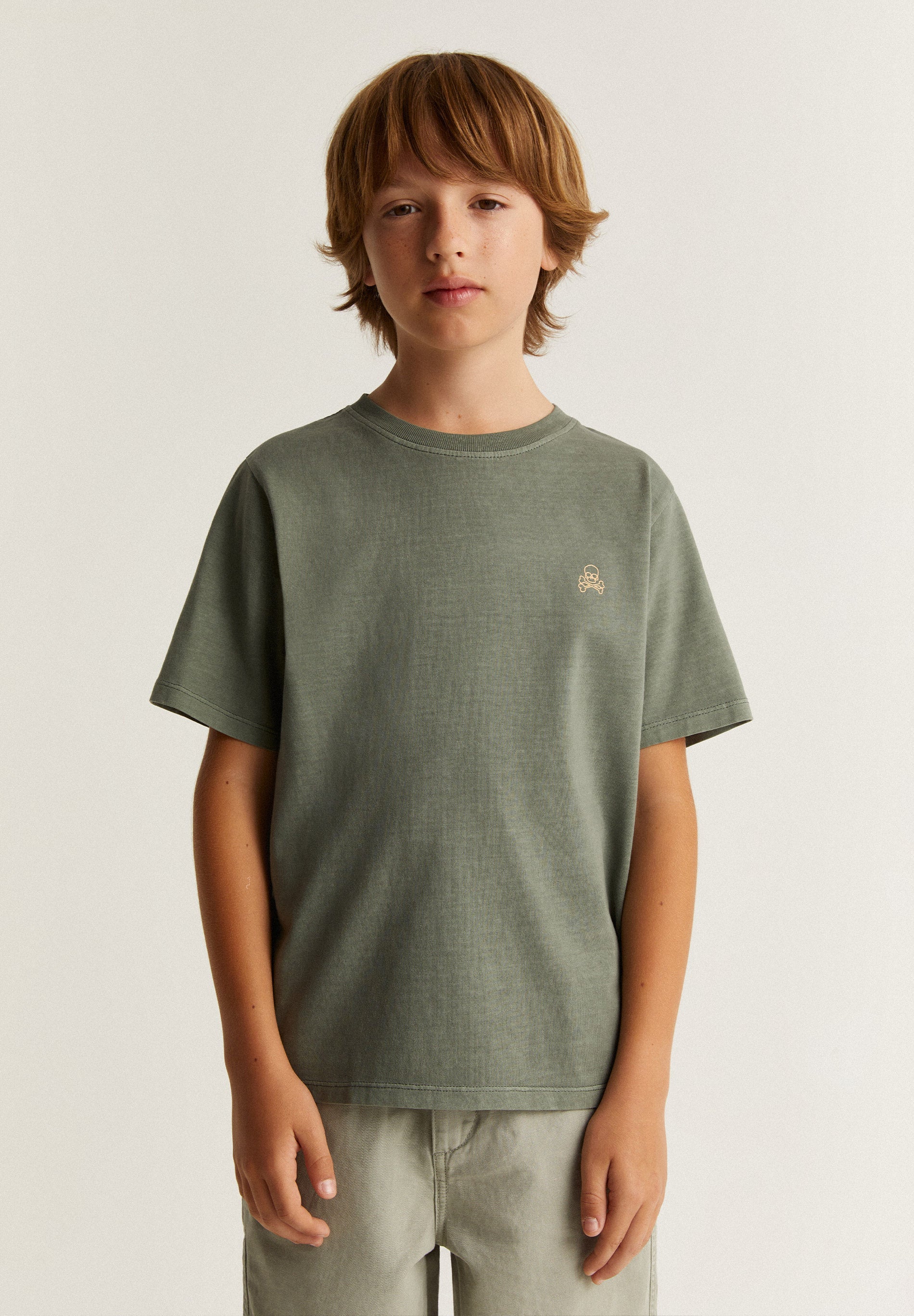 T-SHIRT COM PADRÃO DE SKULL SILHUETA